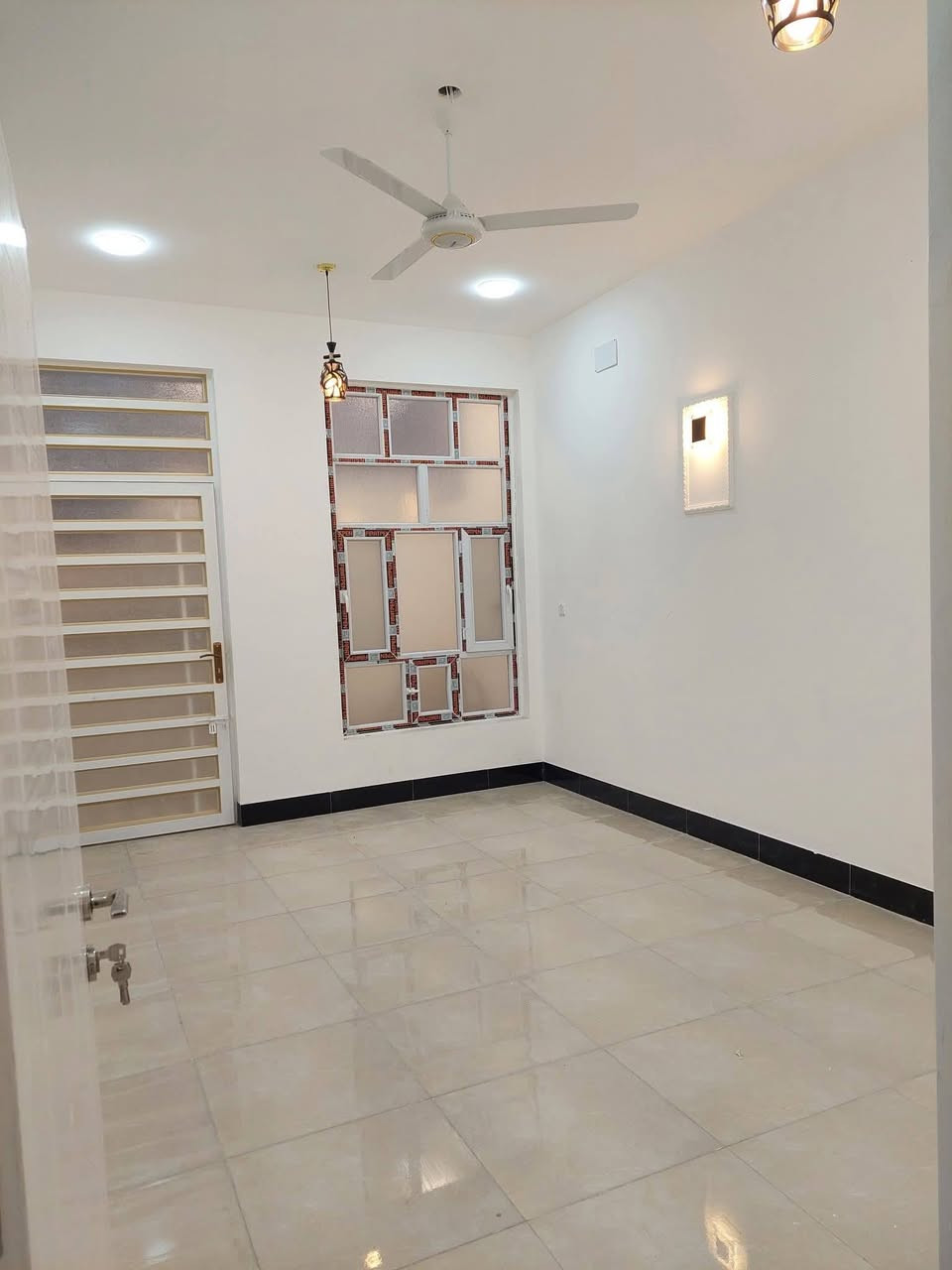 للبيع فقط مشتمل  في حي الشهداء شارع جامع الشمري شارع ٢٠ مساحه ١٥٠ بناء طابوق متكون ٤ غرف نوم صاله ٢ مطبخ واستقبال وصحيات ٣ للاستفسار اكثر ع الارقام ***********
