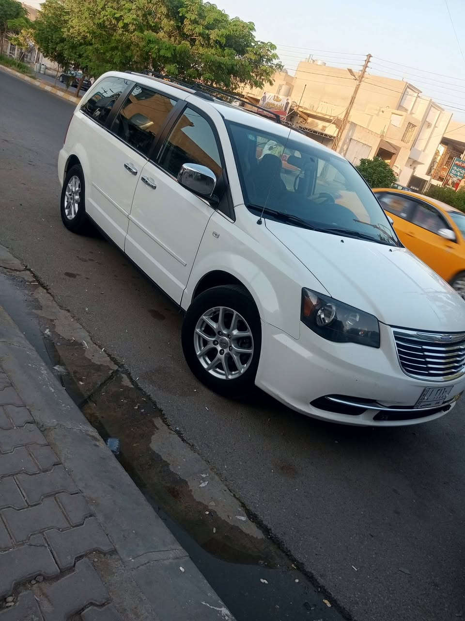 كلايسلر تاون كانتري خليجي خليجي مو امريكي
يعني لاحماوه ولاشي 
كلين تايتل بيه طخه خفيفه بل صندوك 
رقم بغداد مميز اربع ارقام شرط التحويل
تبريد ثلاث قطع ثلج بشرط
مري شفط من تفتح ونسد السياره
تخم تأير عليه ياباني مع ويل كروم 17
مكان السياره كركوك
السعر 150
***********
