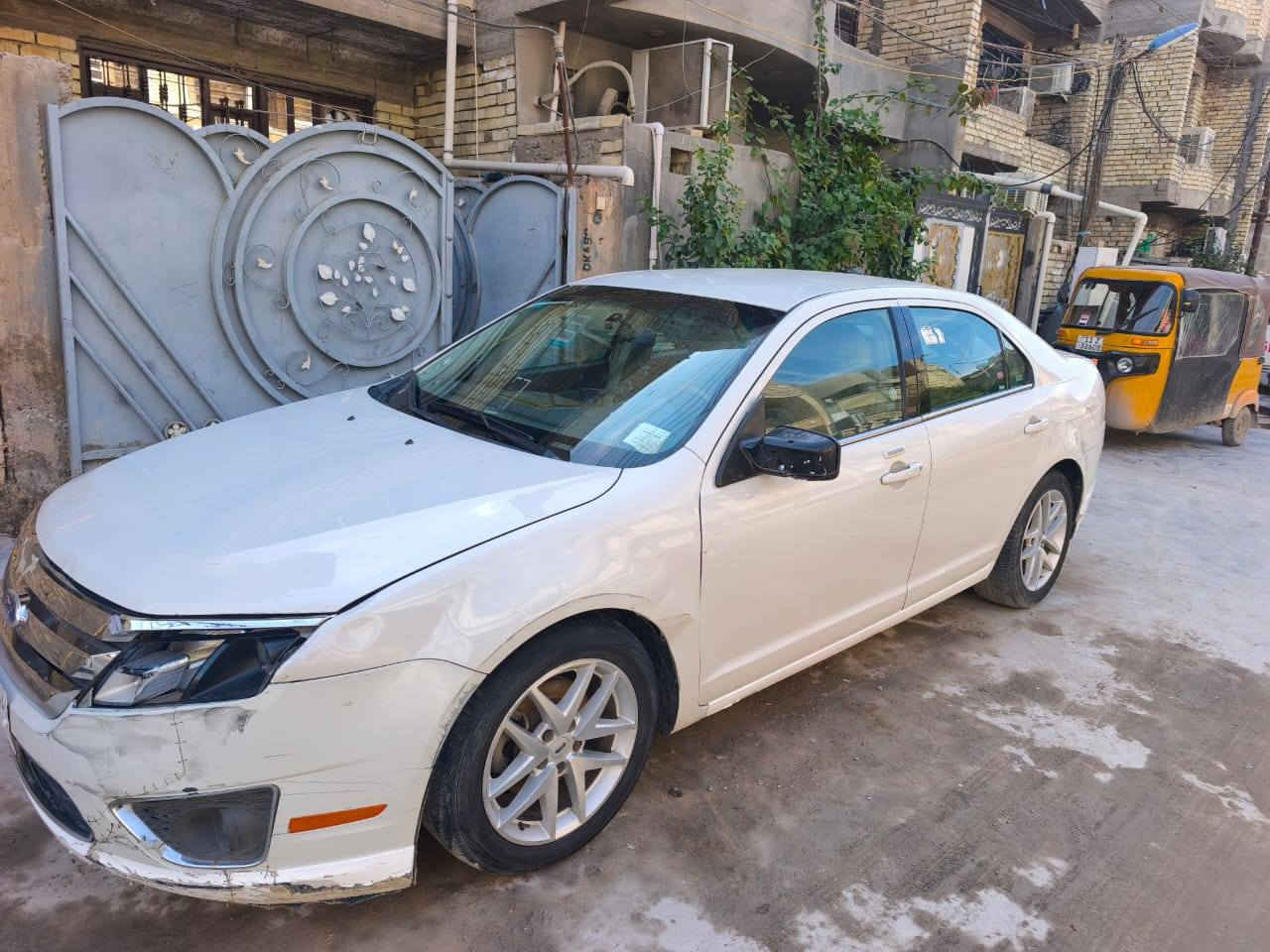 السلام عليكم.
سيارة فورد فيوجن للبيع السعر 60 وبيها مجال 
السيارة ما بيها ضربه ولا قطعه مبدله ولا صبغ . 
بيها طخه بالچاملغ الامامي والجنطه هم مثل ما موضح بالصور. 
گير/مكينه مكفولات. 
تبريد/تدفئه/ كهربائيات كله شغال. 
صدرها نص عمر.
يحتاجلها مازدات اماميه ومرايات. 
رقمي ***********
عنواني دورة زراعي ابو طياره
