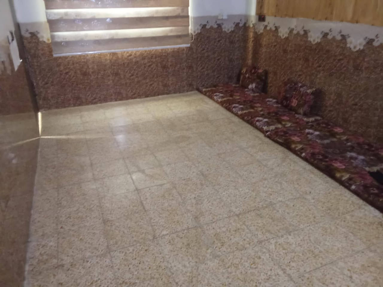 للبيع للبيع 🏠🏠 
دار في حي السماح الأولى  / قرب السايدين 30  / المساحه /110 / متر مربع / غرفتين + هول + / ومشتملات / اتجاه شمال /
خدمات ماءفول💦+كهرب+تبليط
صنف العقار +كرت بلديه + مقدم معامله للتمليك / السعر 60 /  مليون وبي مجال / للتواصل والاستفسار:
📱 *********** / زين 
📱 *********** / كورك 
📛 ابو ياسر للعقارات / نستقبل جميع العروض في احياء الموصل /
▪️ سكني 🏡
▪️ تجاري 🏬
▪️ دواَنم وأراضٍ استثمارية 🌟
