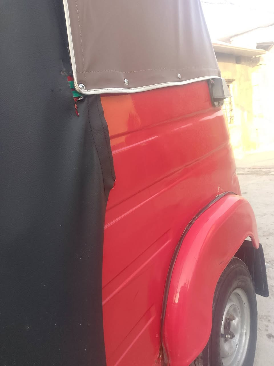 سلام عليكم
تكتك موديل 20شهر 12 مرقمة بأسمي تحويل ثاني يوم
مصبوغة عام وبيها ضربة موضحة بل صور تكتك كبل لشارع  نقص مابيها كهرباءيات اشاير مكينة خرسة مكفولة واكسل مكفول تكتك احلا من الصور عارضها ب6100وبيها مجال
مكاني بغداد الشعلة *********** ما متواجد عل نت اتصل
