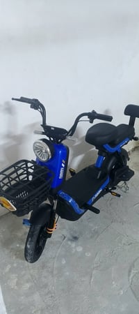 دراجه شحن للبيع مستخدمه كلش قليل سرعتها 40  07876048250