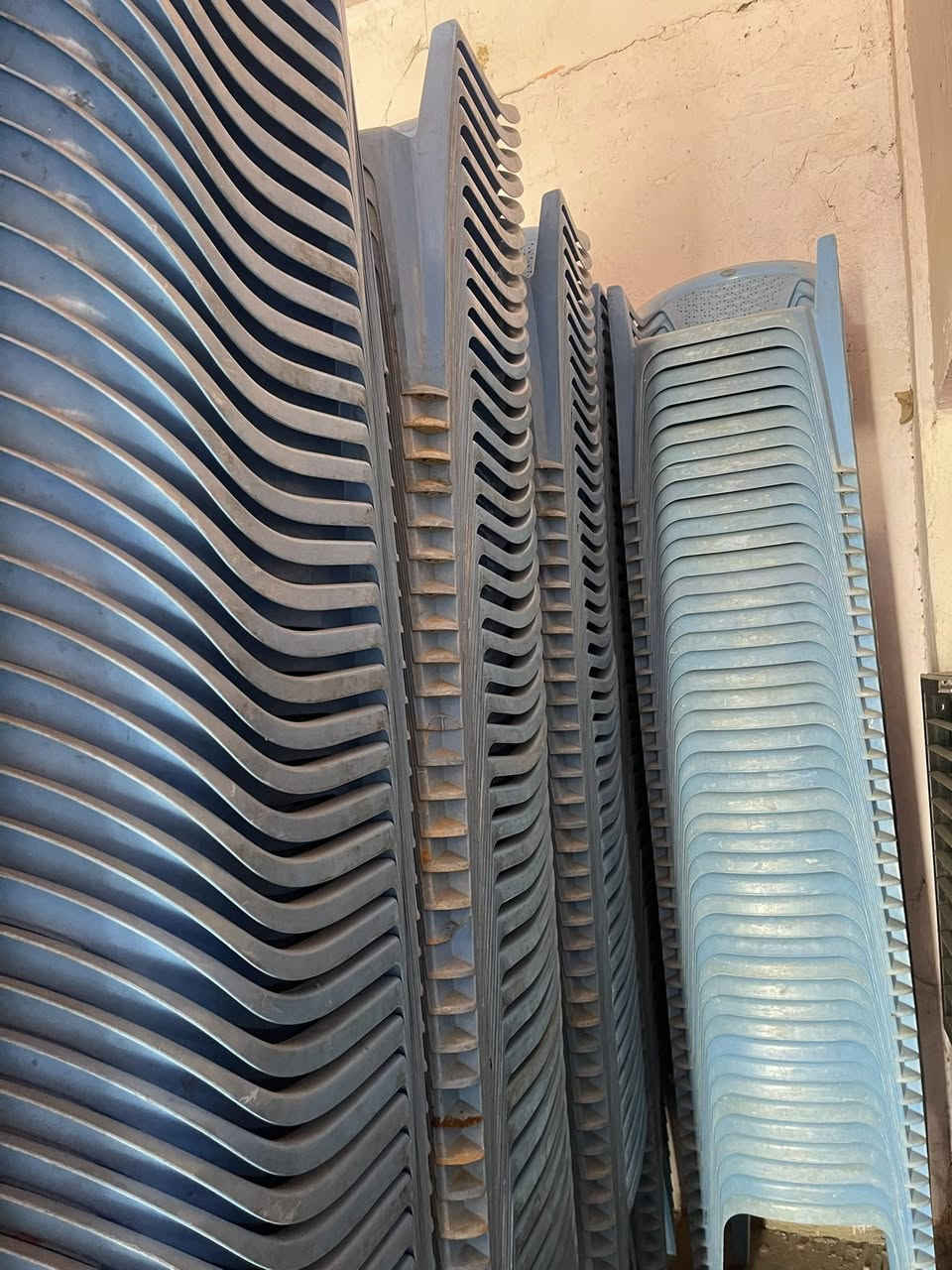 كراسي عدد ٣٠٠ سعر الواحد ٥ إذ شلع بيهن مجال رقم***********
