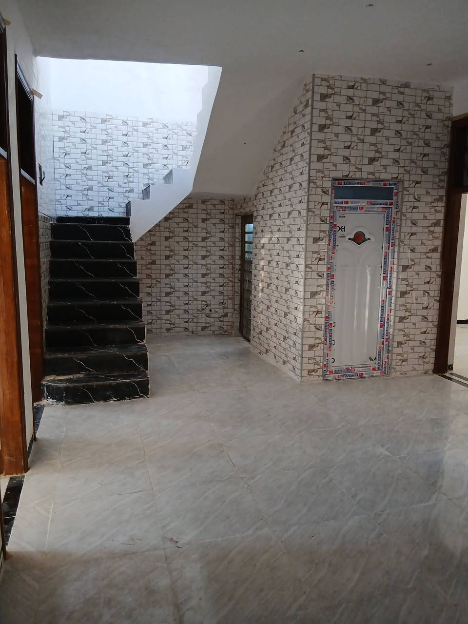 السلام عليكم  بيت لبيع ١٤٥ متر سنتر عل شارع المشجر  يبعد عن ملعب بغداد ١٠٠ متر البيت غرفتين وصاله ومطبخ  واستقبال طابو زراعي سند ٢٥ تحويل  مباشر  السعر ٦٨ ///  ***********
