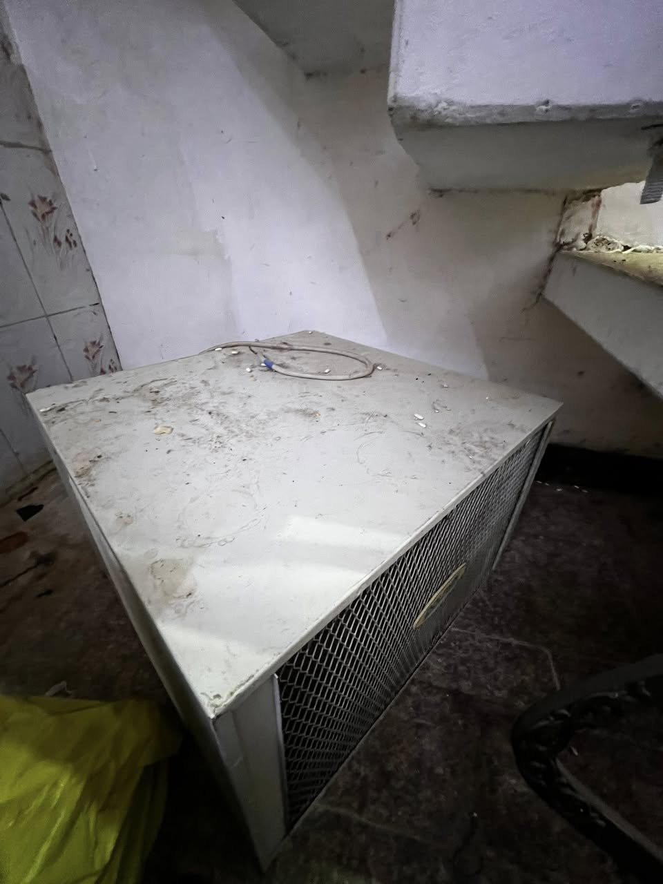 السلام عليكم
مكيف دولفين تدفئة وتبريد 2 طن شغال ما بيه اي خلل بدون اي نقص السعر 250 ألف وبيه مجال للطيبين ان شاء الله 
مكاني الشعب حي التجار
***********
***********
