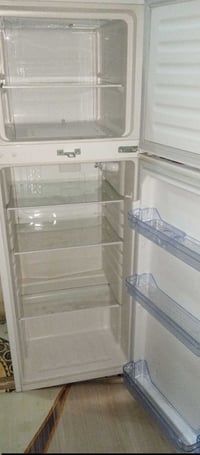 ثلاجه للبيع حجم 12 قدم نضيفه اخو الجديد مستخدمه سعره 250بيه مجال للطيب...