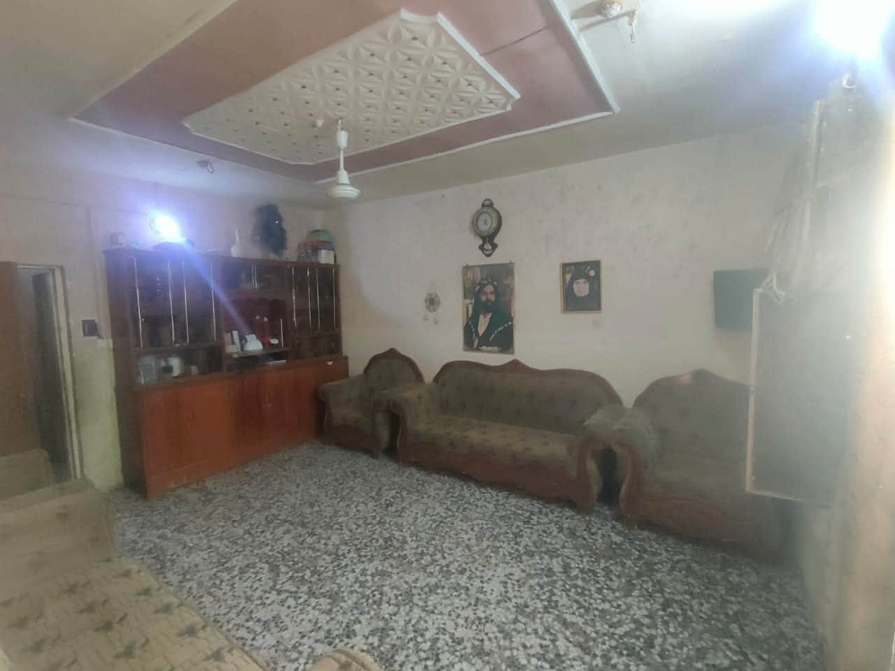 بيت للبيع في بابل الحله نادر/3 مساحته 170
طابو صرف 

 دار تحتوي على غرفتين نوم واستقبال وهول وتقاطع مدخل للابواب طابق واحد شيلمان 
بناء 1991وترميم2022
 الدار فيها بابين على شارعين ثاني بيت في الشارع ويحتوي على ممر داير مدار البيت 
وفيه حمام داخلي وحمام وتواليت خارجي بناء حديث سيراميك والدار كلها مع الممرات كاشي ويوجد مجاري رئيسيه وسبتتنك 

 كله طابوق واعلى من الشارع وشارعه تبليط 10متر
للتفاصيل واتساب او اتصال 
☎️***********
