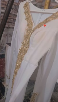 قفطان أبيض • لبس ساعتين • مخصر طويل