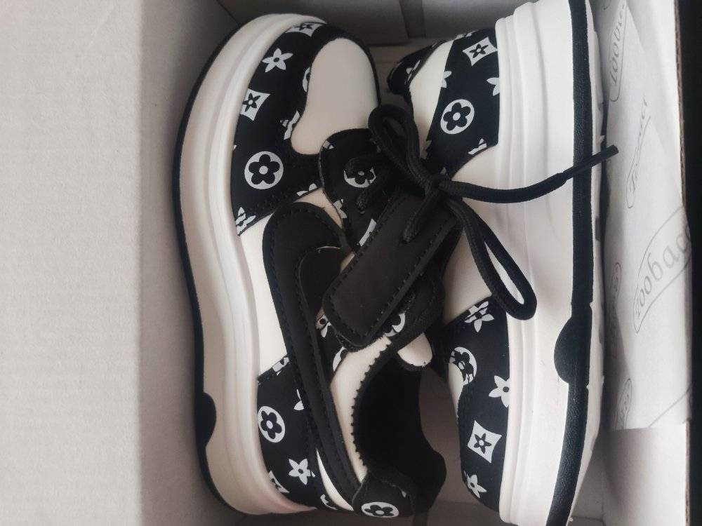 ئەم پێڵاونه بۆ فرۆشتن لۆک لۆکە هەمووی قیاساتە و لەناو کارتۆندایە 126 جووتە بەنرخی زۆر خوار جوملە دەیفرۆشم
***********
