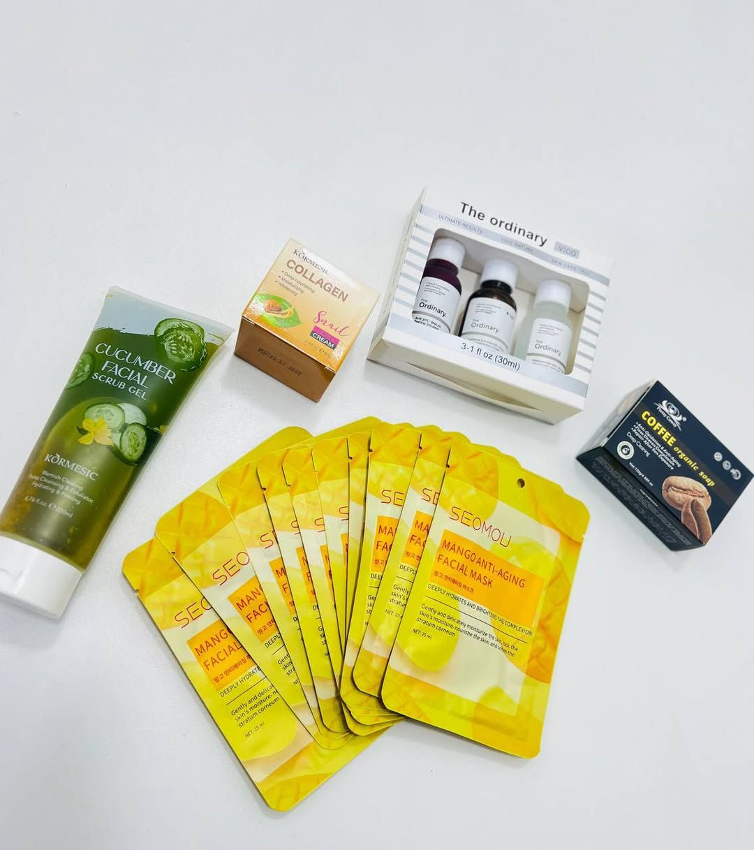 ✨ عرض العناية بالبشرة – بكج متكامل ✨
دلّلي بشرتچ بهالعرض القوي 🌿
تنظيف، تقشير، تفتيح وترطيب بخطوات سهلة ونتيجة تفرق ويا الاستمرار ✨
🔹 شنو يحتوي العرض؟
الغسول الأخضر 🥒: ينظف البشرة بعمق ويوازن الدهون
الصابونة بالقهوة ☕: تقشير طبيعي، تشيل الجلد الميت وتوحّد لون البشرة
ماسكات للوجه 🥭: تغذية، نضارة وترطيب
كريم الكولاجين 🧴: شدّ البشرة وتقليل الخطوط
سيرومات The Ordinary (3 أنواع):
• AHA 30% + BHA 2% → تقشير عميق وتنظيف المسام
• Niacinamide 10% + Zinc 1% → تفتيح، تقليل الحبوب والدهون
• Hyaluronic Acid 2% + B5 → ترطيب قوي ونضارة
📝 طريقة الاستخدام:
1️⃣ اغسلي وجهچ بـ الغسول الأخضر صباح ومساء
2️⃣ استخدمي الصابونة السودة بالقهوة 3 مرات بالأسبوع مع تدليك خفيف
3️⃣ سيروم AHA + BHA مرتين بالأسبوع فقط، يُستخدم بالليل (10 دقايق وينغسل)
4️⃣ سيروم النياسيناميد يوميًا بعد الغسل
5️⃣ سيروم الهيالورونيك للترطيب اليومي
6️⃣ استخدمي الماسك مرتين بالأسبوع
7️⃣ اختمي بـ كريم الكولاجين
⚠️ ملاحظة: بعد سيروم التقشير لازم واقي شمس بالنهار ☀️
💚 مناسب لكل أنواع البشرة
💚 نتائج تبين ويا الاستمرار
📦 الكمية محدودة
📲 راسلينا للطلب
#عناية_بالبشرة #عرض_عناية #TheOrdinary #سيرومات_اوردنري #تقشير_الوجه #تفتيح_البشرة #ترطيب_عميق #غسول_الوجه #صابونة_القهوة #روتين_جمال #بشرة_نضرة


**إذا كنت صاحب هذا الإعلان وتريد حذفه لأي سبب، رجاءا أرسل رسالة إلى الدعم الفني**