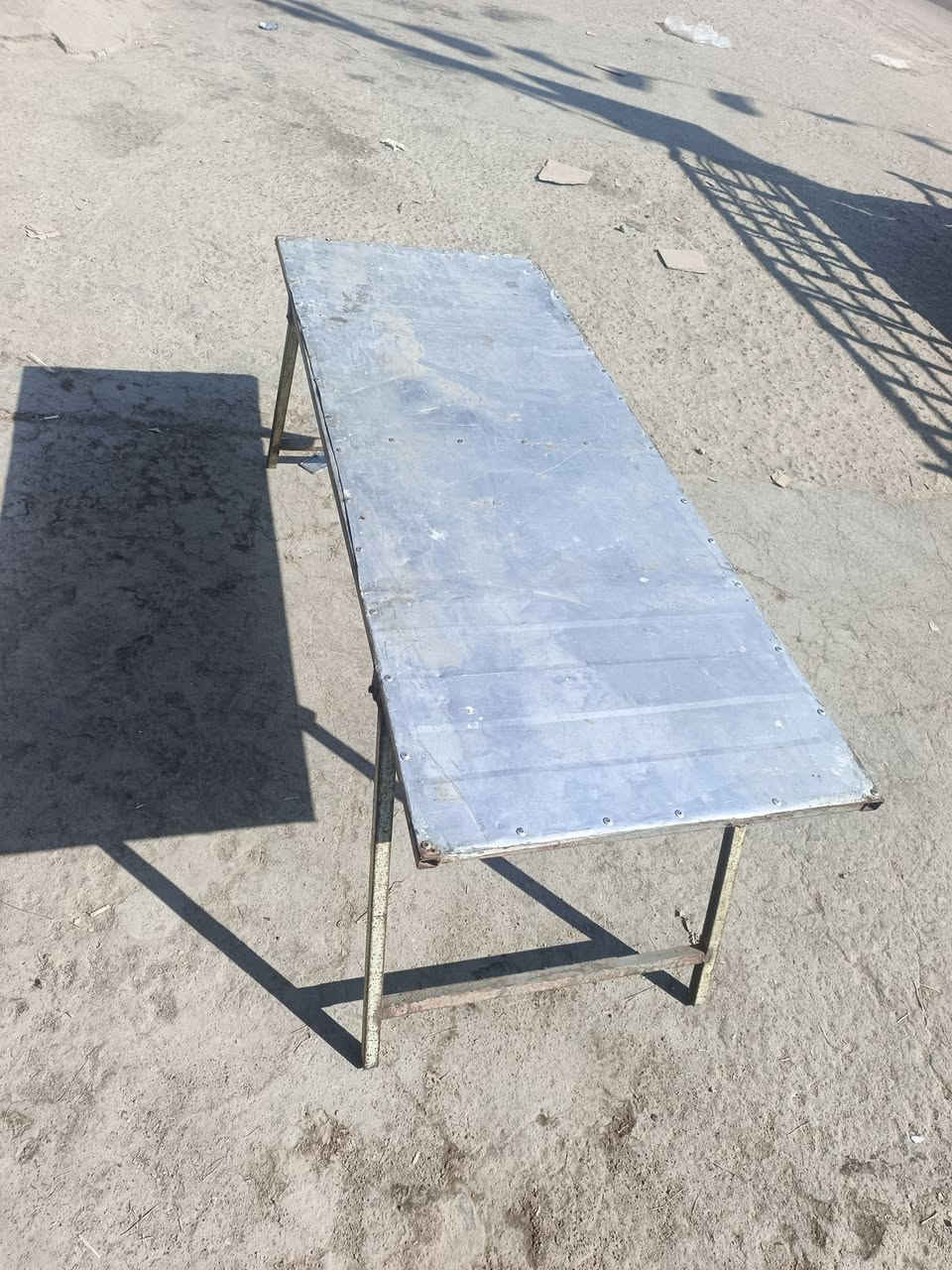 ميز طول ٢ متر يطبك عدد ٦ سوق الشيوخ *********** ينفع المواكب
