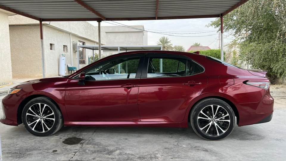 السلام عليكم : كامري موديل 2021 مواصفات LE محرك 2500 بنزين ماشيه 83الف حادث باب وجاملغ صور الحادث بالمنشور سياره جاهزه وبدون اي نقص السعر 180 مكان السياره بغداد اليوسفية 
***********
