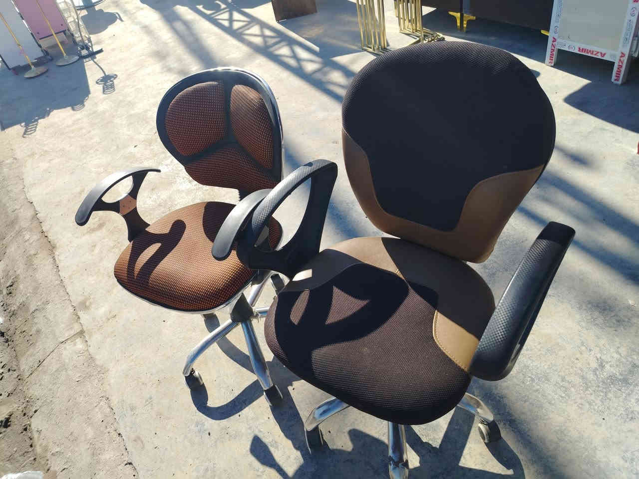 ميوزه مال مكتب مستخدم نظيف العنوان المفرق الطرق والجسور مقابيل العزات بن تجه رايح عليه المفرق الواحد اب 70 وبي مجال الاستفسار *********** كراسي دواره اب 40 الواحد مزاد لأخوين
