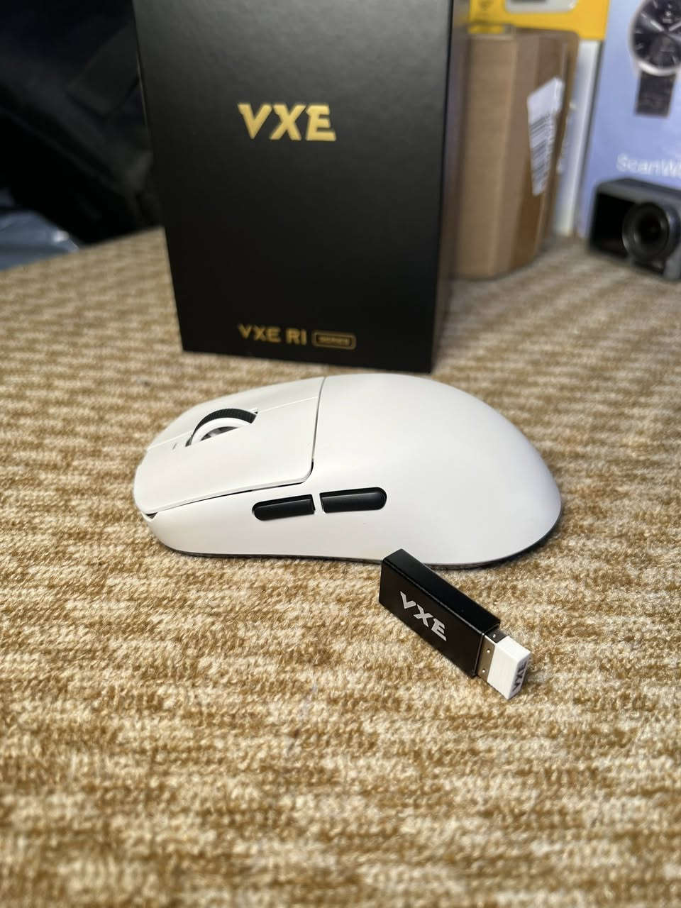 ماوس VXE Dragonfly R1 Pro Max هو ماوس ألعاب لاسلكي اقتصادي عالي الأداء، يتميز بمستشعر PAW3395 الرائد (26000 DPI)، وشريحة Nordic 52840، ووزن خفيف جدًا (حوالي 51-54 جرام). يدعم معدل تحديث يصل إلى 4KHz (مع دونجل إضافي)، وبطارية تدوم طويلاً تصل إلى 150 ساعة، مما يجعله خياراً ممتازاً للألعاب التنافسية. جديد ممستخدم السعر 55 الف


**إذا كنت صاحب هذا الإعلان وتريد حذفه لأي سبب، رجاءا أرسل رسالة إلى الدعم الفني**