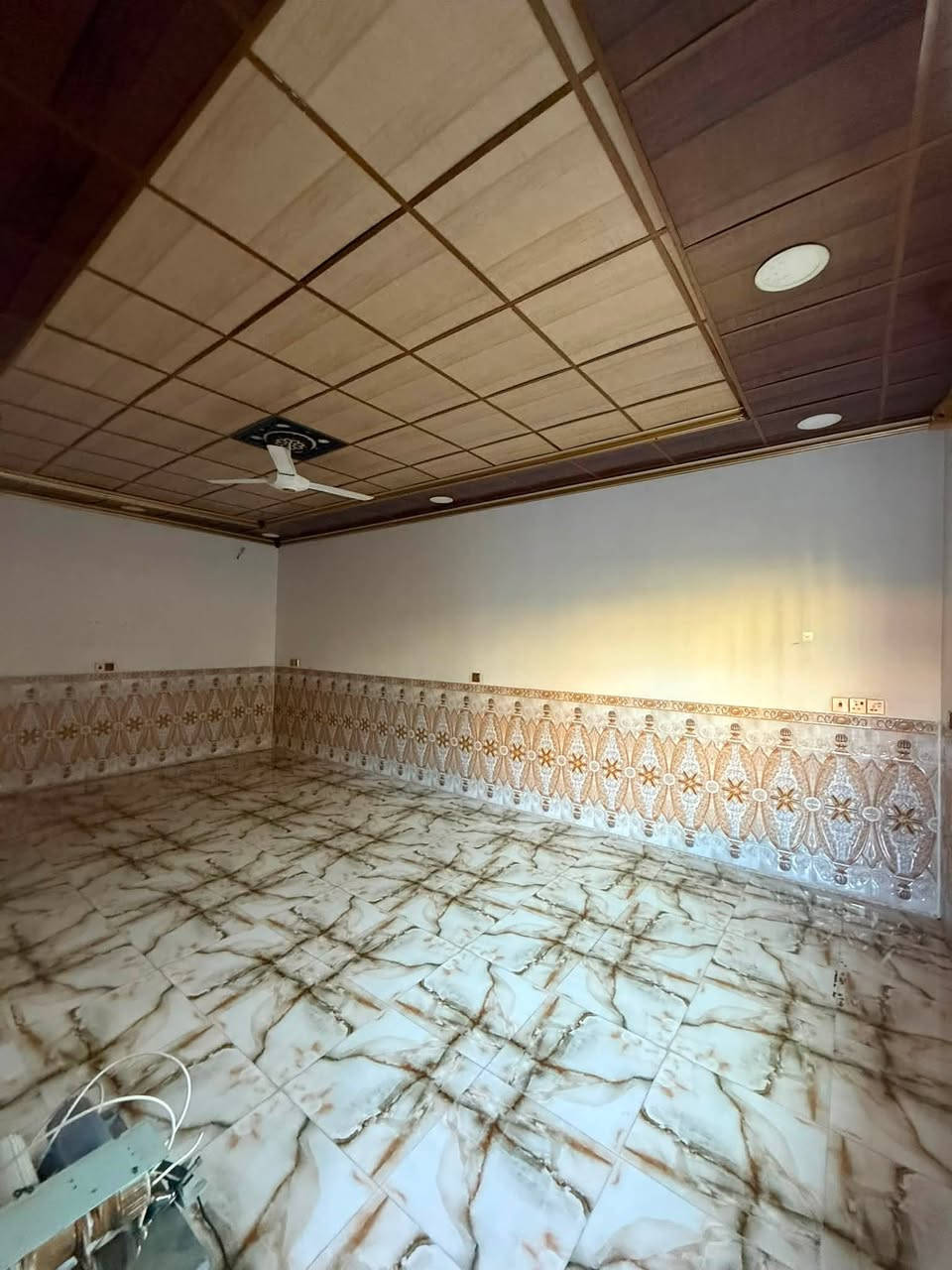 سلام عليكم متابعين مكتب دار الامان للعقار 🏠
دار سكني للبيع 
العنوان 📍 الديوم ال 3000 يسار السيطره القديمه قريب عل الجامع 
المساحه : 200م  
طابقين اربع غرفه كلها سقوف ثانوي المرتب البيت بس يحتاجه واجهيا 
صاله استقبال معزولها مطبخ و٣ مجموعه صحيه 
السعر : 130 مليون وبي مجال 
للاستفسار هـ : ***********
