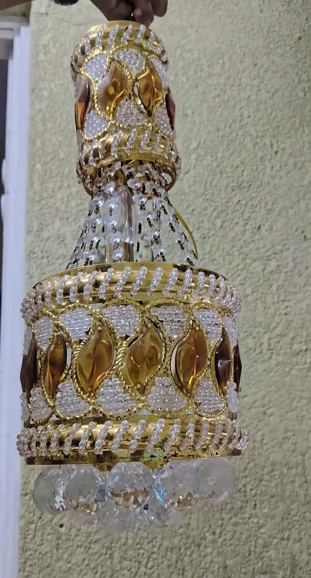 للبيع
ثريات طلاء ثابت كريستال 
٢ حجم كبير 
١ وسط 
٤ براكيت 
محاويل ***********
