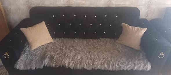 تخم 16 مقعد يتكون من 4 قنفات و 1 وصط وثنين كراسي مع 3 طبلات و 10 كوشات الاستفسار ع رقم *********** او مراسله الصفحه 
ملاحضه مستعدون لشراء كافه المواد المنزليه
