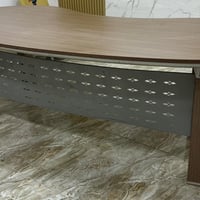 ميز مكتبي قياس 230سم بيضوي  نظيف جداً.. السعر 135 الف الاتصال على 0786...