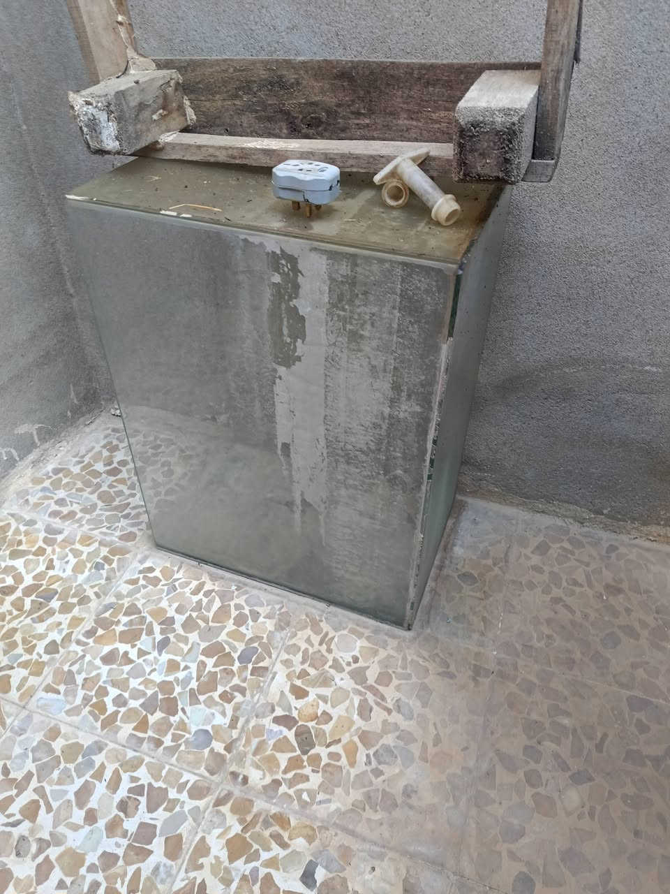 سلام عليكم حوض سمك بس ينردله غسل قيم وخذ *********** حي الحدباء
