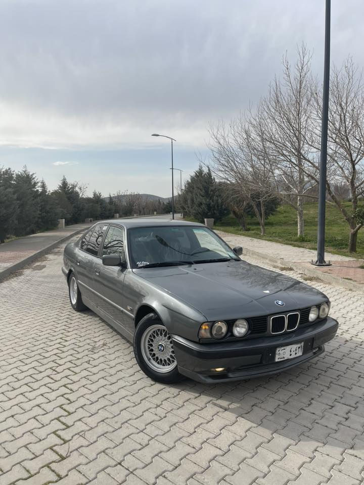 سڵاو لە هەموو لایەک بۆ فرۆشتن 525 تۆماتیک مۆدێل 1990 ئاڕمی سلێمانی بە شەرتی غرامە کامل بۆیاخە پێشی قرچێکی بوچکی هەیە شایەنی باس نیە ڕۆنی گێڕ و مەکینەی تازەیە پلاک و نۆزلیشی تازەیە کامل سێرڤسی بۆ کراوە بێ تەقە و ڕەقەیە سعری 46$ معامەلە 
ژ.م *********** 
شوێن سلێمانی
