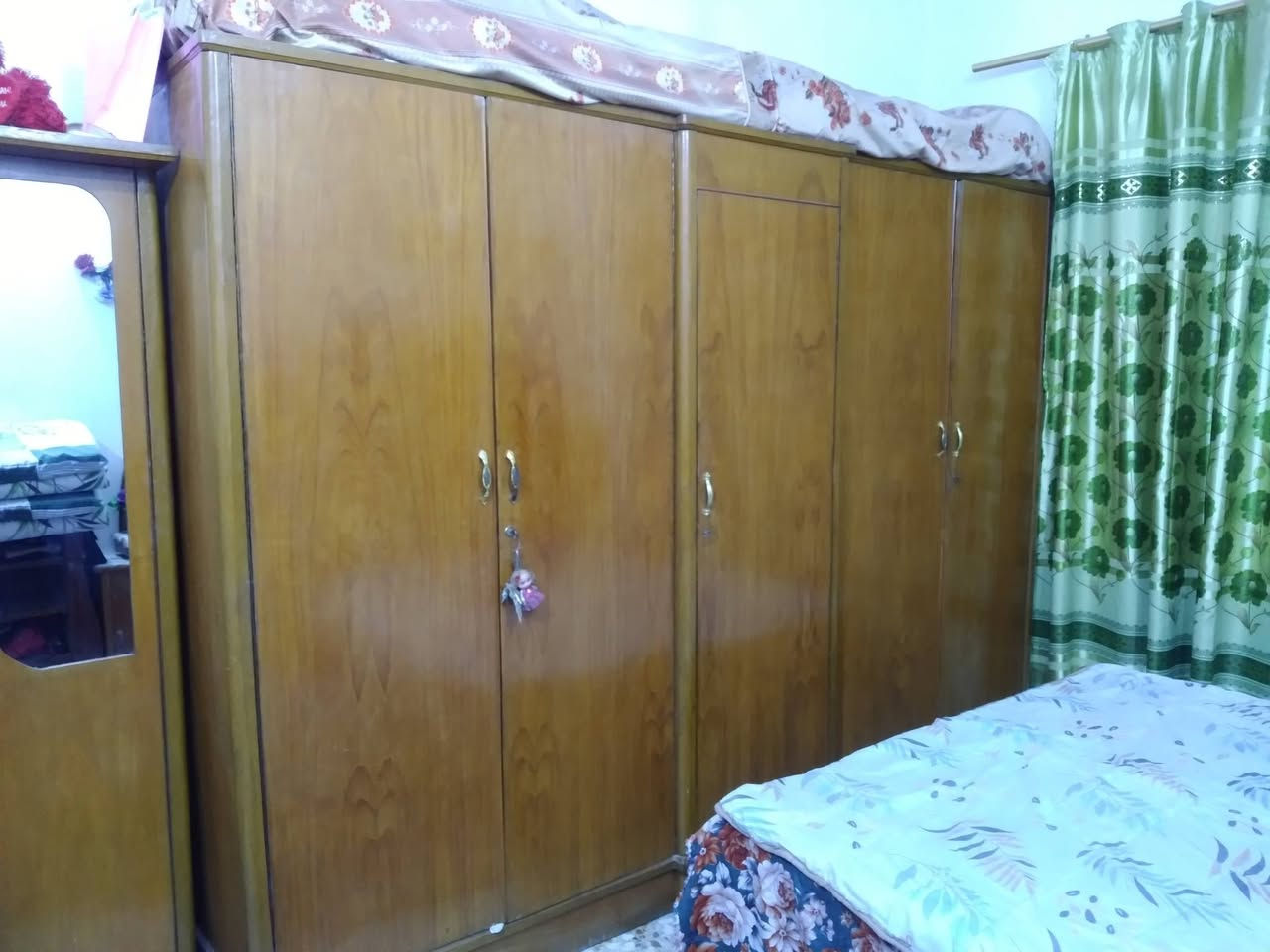 السلام عليكم غرفه مستعمله للبيع السعر ٣٠٠ الف وبيها مجال للاتصال على الرقم ***********
