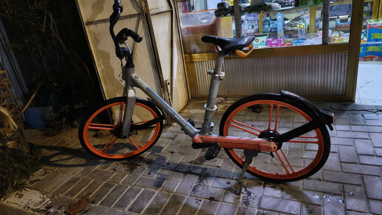 بايسكل كاردن نظافة ٧٠% سلة امامية موجودة يحتاجلها شد فقط وبيها لايت سعر ٧٥ الف 
تواصل ***********
