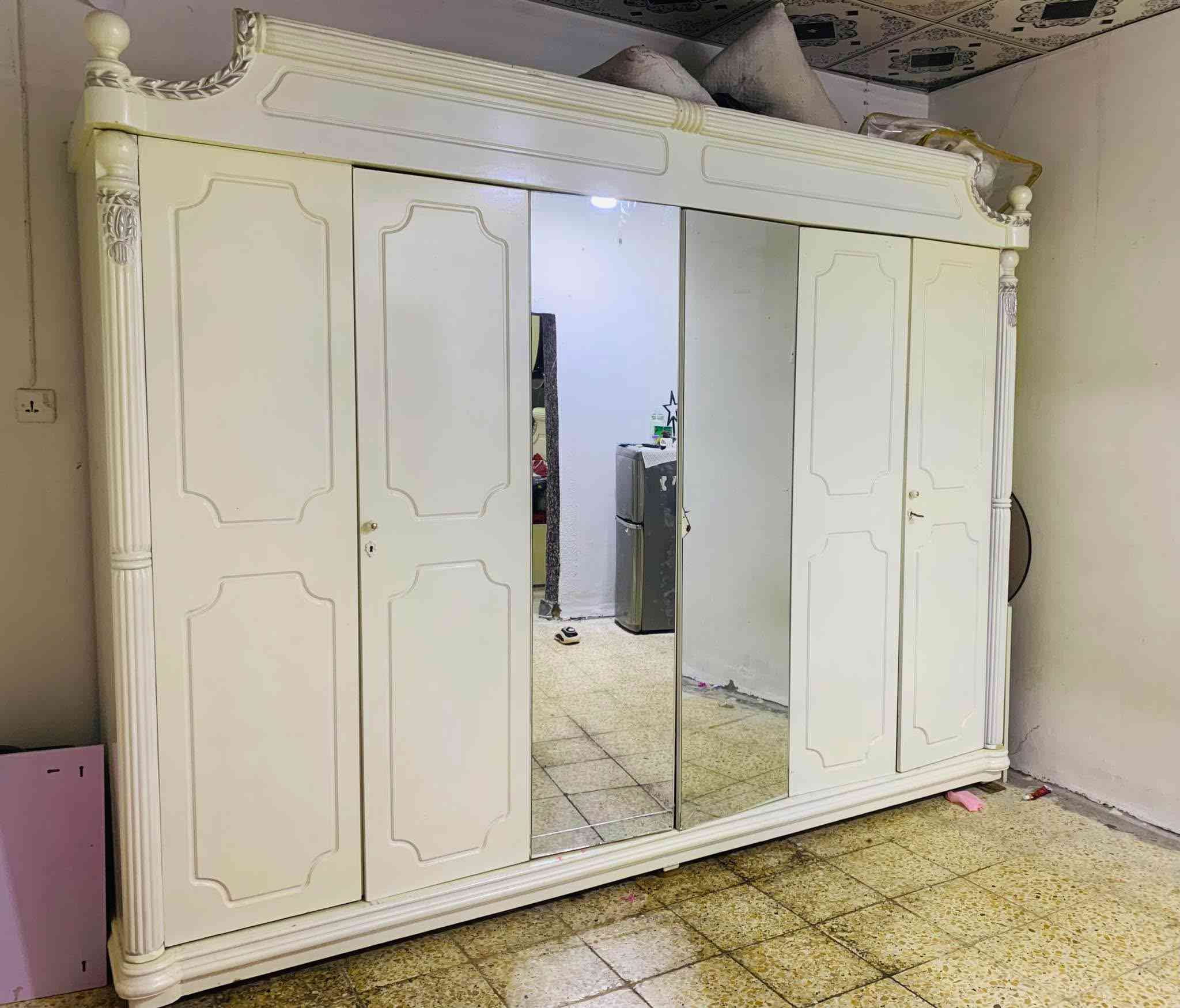 غرفة كويتيه 6 قطع ( كنتور 6 ابواب + جربايه + ميز مرايا 6مجرات + ميزين بصف الجربايه كل ميز 3 مجرات + طابوريه) خشب قوي جداً كويتي
السعر مليون 
المكان : البصره-الابله-الوايلس
رقم الهاتف *********** البصرة, العراق
