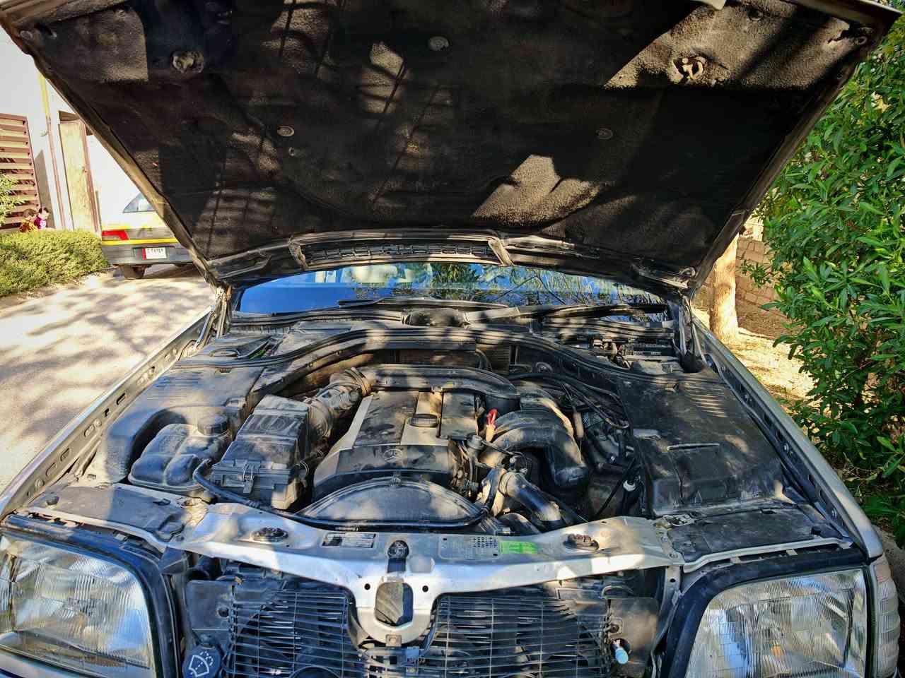 السلام عليكم شبح 320 للبيع موديل 1995 مسجله  اصل 1997 مصبوغة عام مبدل دعامية خلفية بسبب طخة جانبية بلجاملغ الخلفي بدلتها بدعامية جديدة من التفصيخ تحتاج صبغ ما صبغتها لعدم التفرغ السيارة نظيفة سلايت تحكم كشنات ومري شفط السيارة باسمي رقم بغداد سعرها ب 10500 دفتر وخمس اوراق بيها مجال رقم ***********
