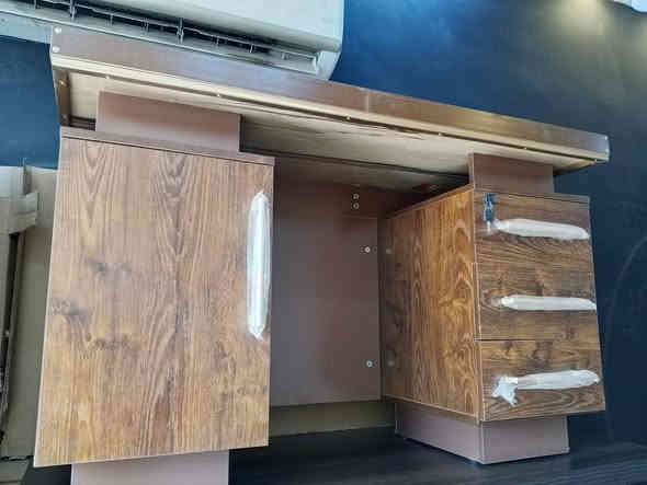 ميز مكتب جديد ق 120 وكراسي دوارة مكان مدينة الصدر ق24  واتساب***********
