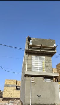 عامل بناء • داخل مركز • يومية