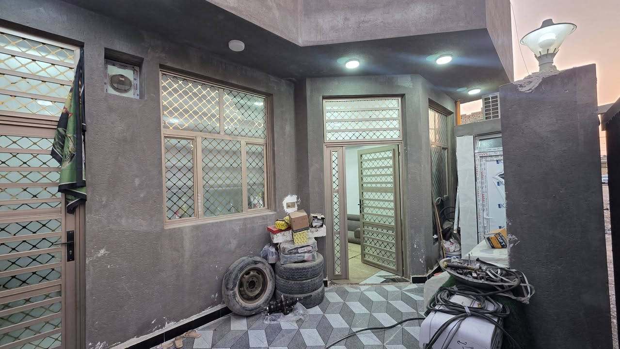 بيت للبيع طابو زراعي سند ٢٥ كوت حي الحكيم قرب الكورنيش يبعد ١٠٠م التفاصيل المساحة ١٥٠ م مربع البناء طابوق يحتوي غرفتين نوم وصالة ومطبخ واستقبال السعر ٦٣ مليون وبي مجال للاستفسار مراجعة دلالية احمد السعيدي قرب حسينية بيت خليفه للاتصال *********** أو ***********
