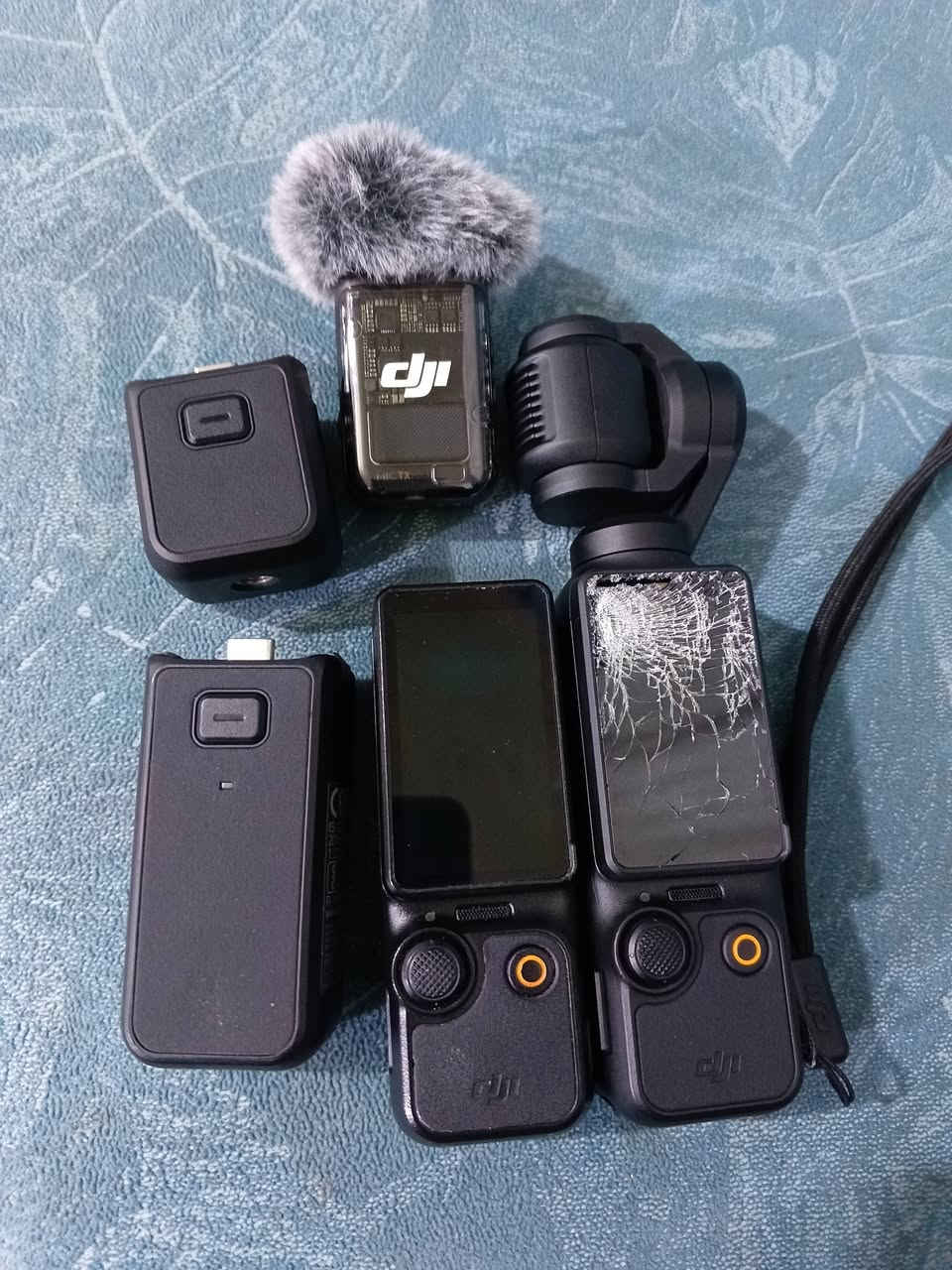 متوفر شغاله شرط الفحص
 مكسوره شاشتها مع شاشه تكدر تاخذها منها 
ماحصلت شخص اختصاص تبديل في محافظتي 
 كان بدلتها
ابيعها مع الملحقات الي بلصوره


**إذا كنت صاحب هذا الإعلان وتريد حذفه لأي سبب، رجاءا أرسل رسالة إلى الدعم الفني**