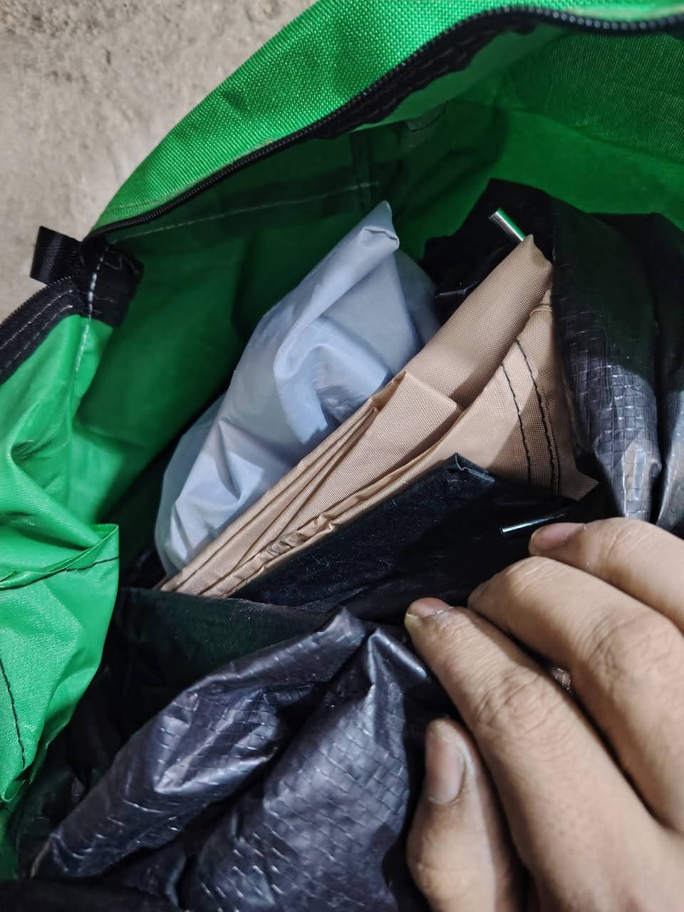 عندي خيمه جديده بلكارتون جنطتها خضره . حجم كبير بهاذه شكل تسع من٨ ل١٢ نفر قياس ٤امتار و١٠ ب٣امتار و٥ بمترتين
سعر ١٥٠ الف


**إذا كنت صاحب هذا الإعلان وتريد حذفه لأي سبب، رجاءا أرسل رسالة إلى الدعم الفني**