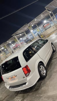 دوج كرفان للبيع  2013  ماشيه 110  سياره حادثها طخه بسيطه بالجاملغ والص...