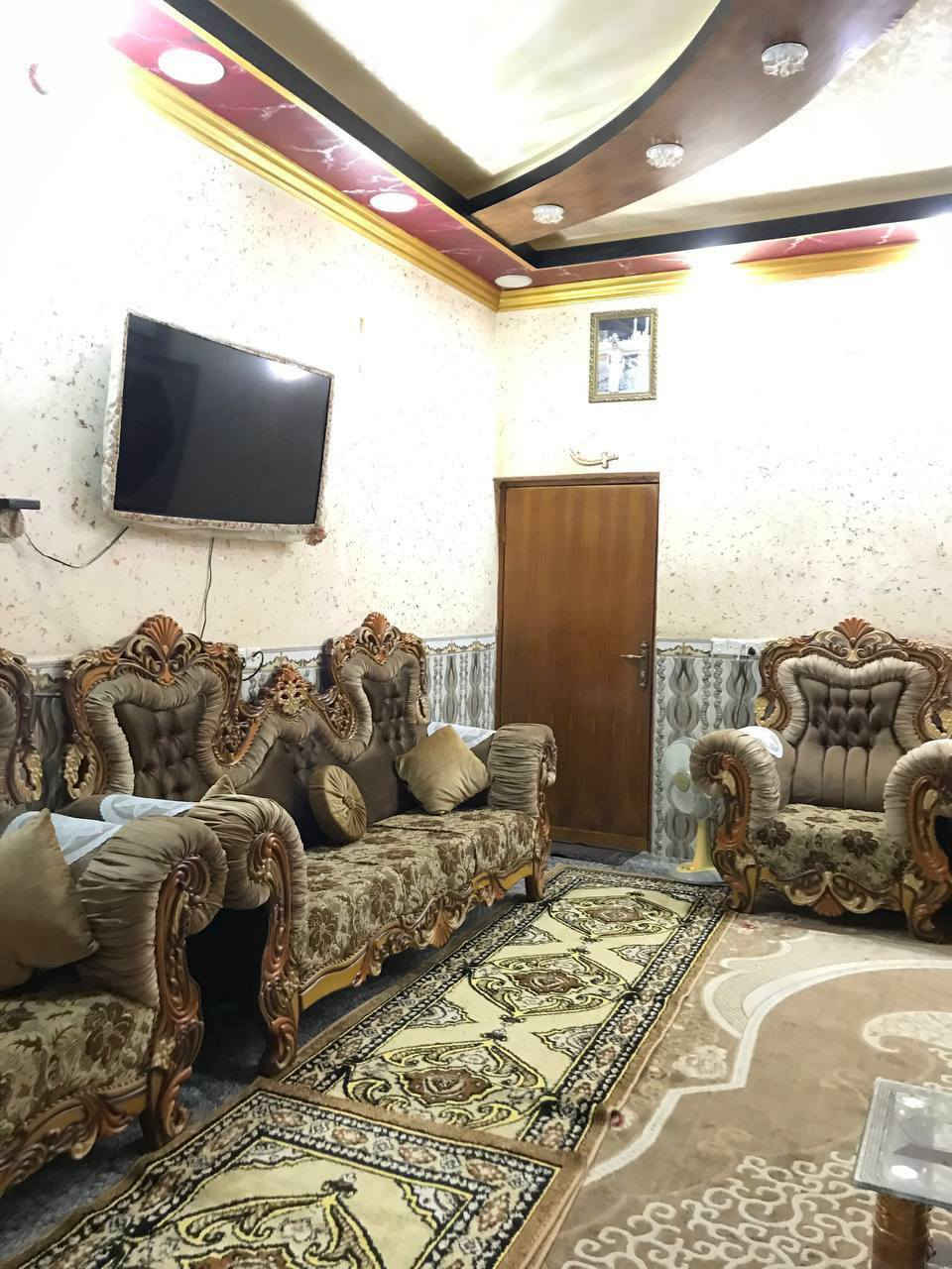 سلام عليك 
دار مساحه 300مكانه كربلاء الحسنيه العطشي 
خلف مسشفى الحسنيه العام قرب جامع الرسول 
دار مع الاثاث..تحتوي عل 6غرف نوم سويت موثثه ومكيفه 
صالتين وستقبال ملكي مع الاثاث مع الاثاث الدار لاتباع خاليه نوع العقار طابو صرف طابو صرف ال دار 
 واقع نهايه حي زهراء ..طابو صرف عثماني 
لا يباع قصد ولا يحتوي عل اي وريث 
مباشر مع صاحب العقار ***********
