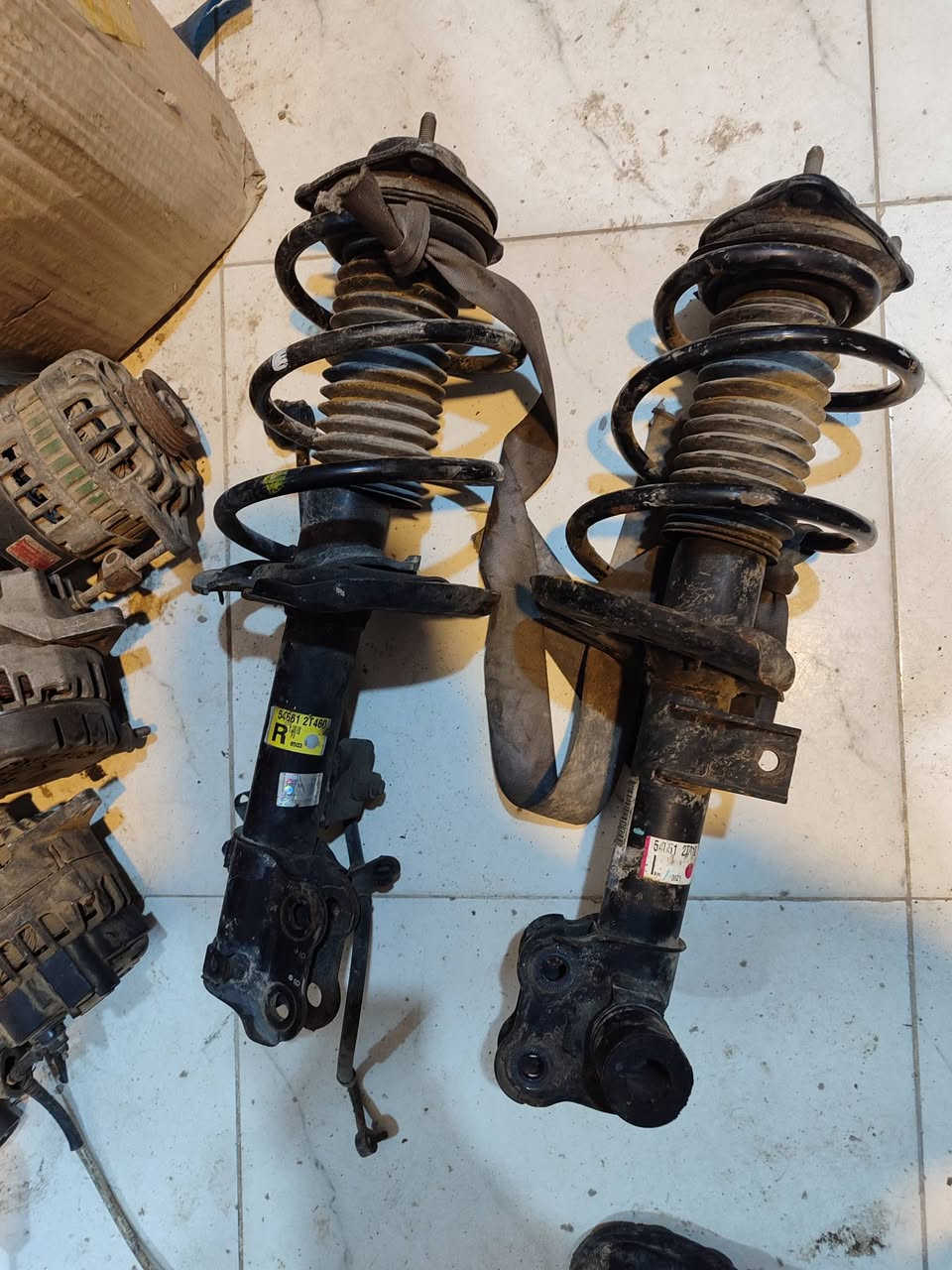 يجيك زبون يسأل 
سيارتي شنو تكلف حدادية 
اخي روح للورشة ( الحداد ) يفحص السيارة ويشخصلك عطلك وينطيك قائمه بالمواد وانت حدد موادك على كد ميزانيتك .
البعض يعتقد انت تصعب علي الأمور بينما أحنا نريدك تختار اللي يناسبك وتكدر علي 
مثلا اخي بالنسبه للمواد بيها شركات مختلفه ومتنوعه 
ابسط شي
( الدبلات) لسيارة اوبتما مثلا 
دبل  Gbn نوع   55 الف
دبل srt نوع  65 الف 
دبل سوبر ماكس ينباع من ٧٥ـ٨٥ الف 
دبل موبز اصلي وكاله ١٦٥ الف 

مثلا  (مشط ستيرن ) 
مستعمل ممكن تحصله ٩٠ـ١٢٥ الف حسب النظافه 
مشط جديد  صيني ١٦٠ الف 
مشط اصلي وكاله موبز ٢٨٠ الف 

اخي هاي فقط قطعتين الي هنه دبل ومشط شوف الفرق بالاسعار 
من غير 
الربل (بوش الطبله ) 
الشموع 
الروط 
طوب 
قواعد دبل 
دسكات 
الى اخره 
الملخص الاسعار تعتمد على اختيارك انت للمواد اللي تريدها


**إذا كنت صاحب هذا الإعلان وتريد حذفه لأي سبب، رجاءا أرسل رسالة إلى الدعم الفني**