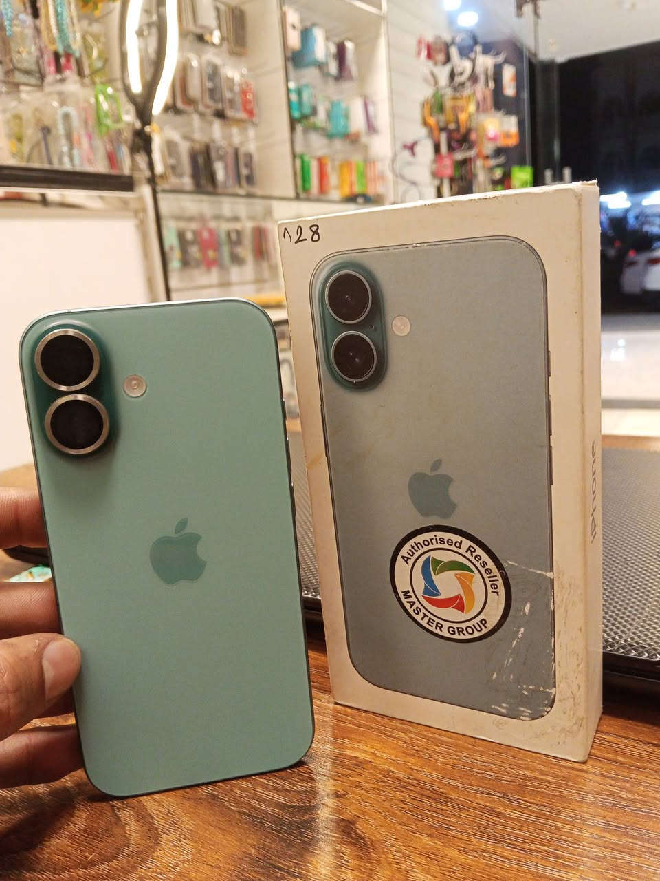 السلام عليكم ايفونن 16 عادي 
ذاكره 128 
بطاريه 95 
نضافه 100 
مع كارتونه 
السعر 850 عنوان بغداد ***********
