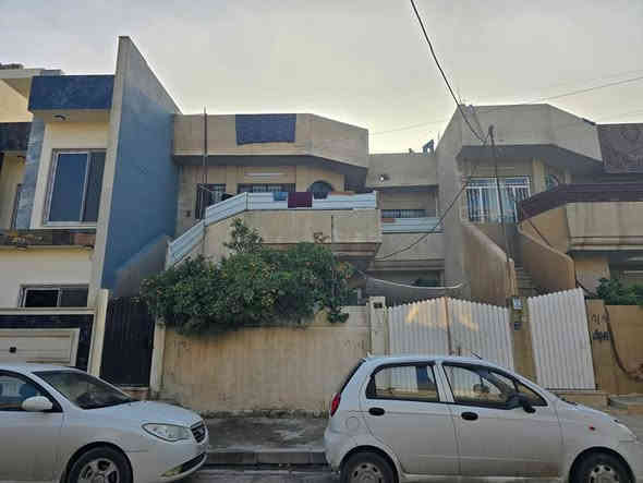 بيت بناء قديم للبيع او للاستثمار 
* حي الصديق قرب جامع المهيمن 
* المساحة ١٤٢.٧ م 
* واجهة ٩ م
* البيت مفصول طابقين
* الطابق الارضي غرفتين نوم واستقبال وهول داخلي وصحيات ومطبخ
* الطابق الثاني غرفتين نوم وهول داخلي وغرفة معيشة وصحيات ومطبخ 
* الإيجار الشهري ٦٥٠ الف
* سعر المتر  مليون و ٤٠٠ الف  
للاستفسار، يرجى الاتصال على الأرقام التالية:
- ***********
- ***********
- ***********
أو زيارة المكتب على العنوان التالي :
 المثنى، مدخل سايدين الرفاق، قرب مطعم المجلس

#البيت_المعمور_للعقار موصل
