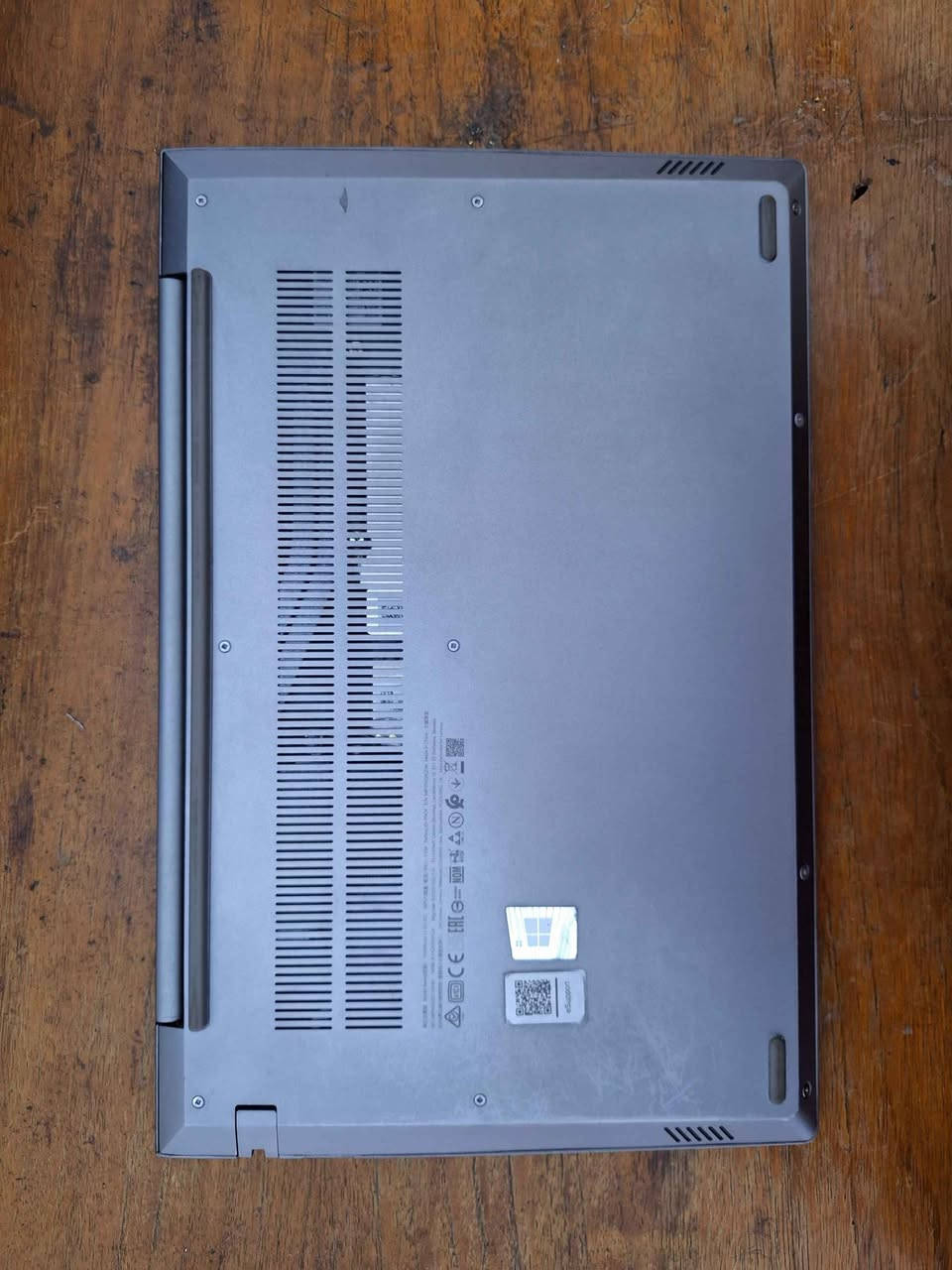 السلام عليكم 
​💻 للبيع: Lenovo ThinkBook 14 Gen 3 (إصدار 2022)
​جهاز يجمع بين الأناقة، النحافة، والقوة الجبارة.. بحالة نظيفة جداً! ✨

​⚙️ المواصفات التقنية:
​المعالج: AMD Ryzen 7 5700U (أداء فائق للمهام المتعددة والبرامج الثقيلة).
​الرام: 16GB DDR4.
​الهارد: 256GB SSD (سرعة فائقة في التشغيل ونقل البيانات).
​كرت الشاشة: داخلي 2GB (يصل مع الشير إلى 8.9GB).
​الشاشة: 14 بوصة FHD بدقة ووضوح عالي جداً.
​النظام: ويندوز 11 الأصلي.

​🛡️ الضمان (Bonus):
​✅ الجهاز يحتوي على ضمان دولي متبقي منه 6 أشهر من شركة Lenovo.

​🌟 المميزات والإضافات:
​✅ بصمة إصبع لاستجابة سريعة وأمان عالٍ.
​✅ كيبورد ضوئي (عربي/إنجليزي) للعمل في الإضاءة المنخفضة.
​✅ كاميرا مزودة بغطاء خصوصية (Privacy Shutter).
​✅ الصوت: سماعات Dolby بنقاوة ممتازة.
​✅ المنافذ: يحتوي على 2 منفذ Type-C (تدعم النقل السريع للهاردات الخارجية) + شاحن أصلي 65W.

​🎮 الأداء والعمل:
​للمهندسين: الجهاز مثالي جداً لتطبيقات الهندسة والتصميم (مثل AutoCAD و Adobe).
​للألعاب: أداء ممتاز (إعدادات Normal)، تم تجربة GTA V و Fortnite بمعدل 60 فريم تقريباً.

​💰 السعر والتفاصيل:
​السعر: 600,000 دينار (بيه مجال بسيط للشراي).

​الموقع: بغداد الجديدة - قرب جامع السامرائي.

​📍 للتواصل والاستفسار: *********** بغداد, العراق
