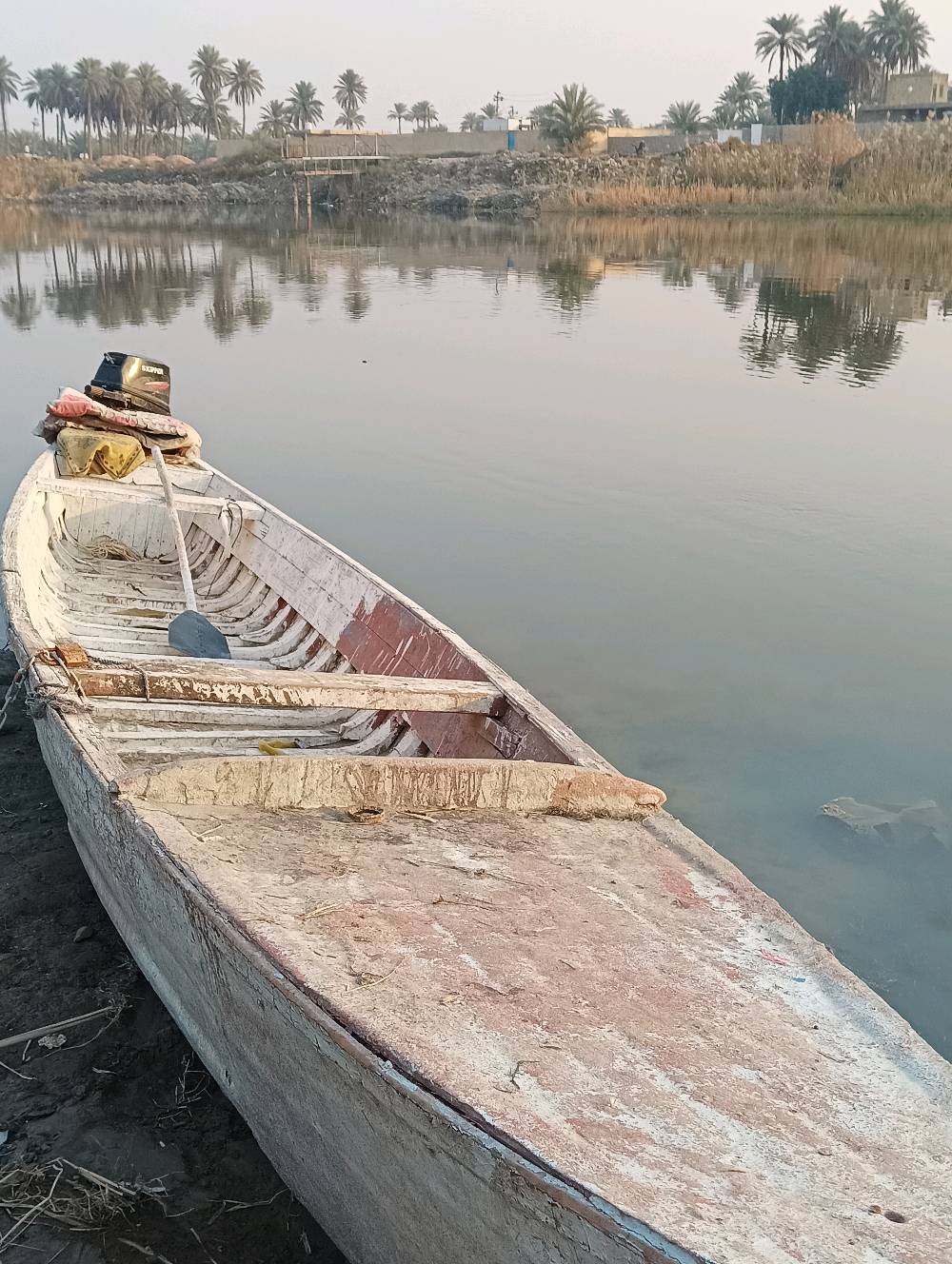 بلم للبيع بحالة جيدة، مصنوع من الخشب ومجهز بمكينة خارجية نوع Skipper. يناسب الاستخدام في الأنهار والبحيرات. تصميمه التقليدي يوفر سهولة في القيادة والتنقل في المياه الهادئة.