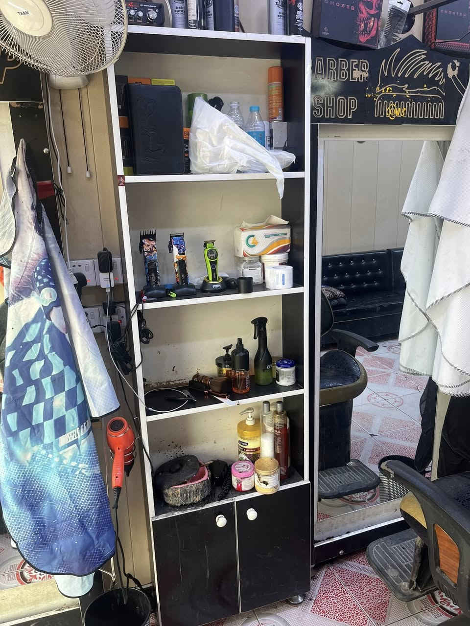 للبيع وعنواني البصره
***********
الكراسي والقنفات والمرايات وكلشي موجود بالصور للبيع
