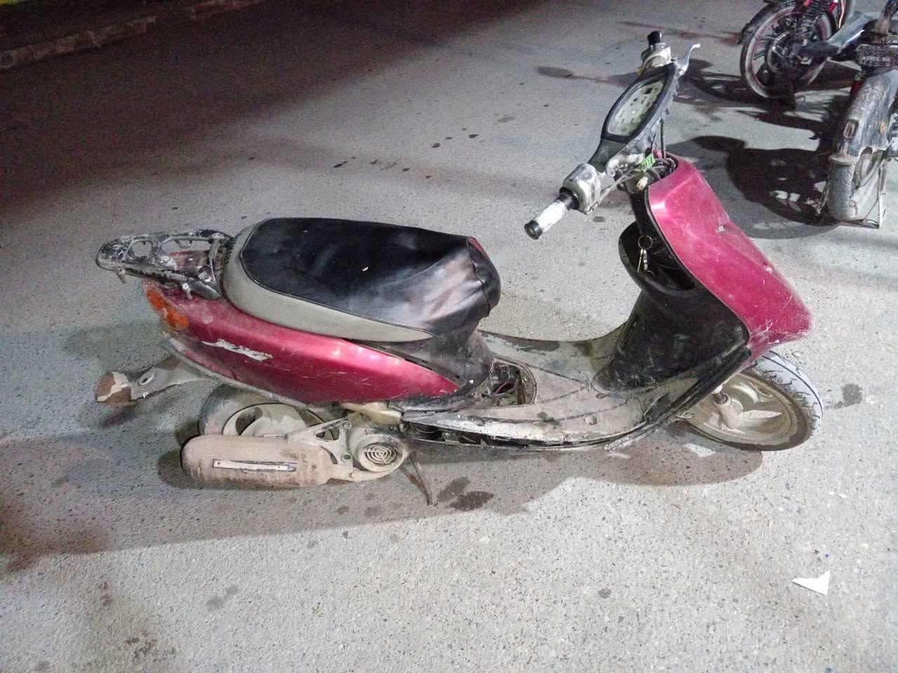 السلام عليكم ماطور بانزين شغال بس ناقصو باتري 
ادفع سعر رقمي ***********
