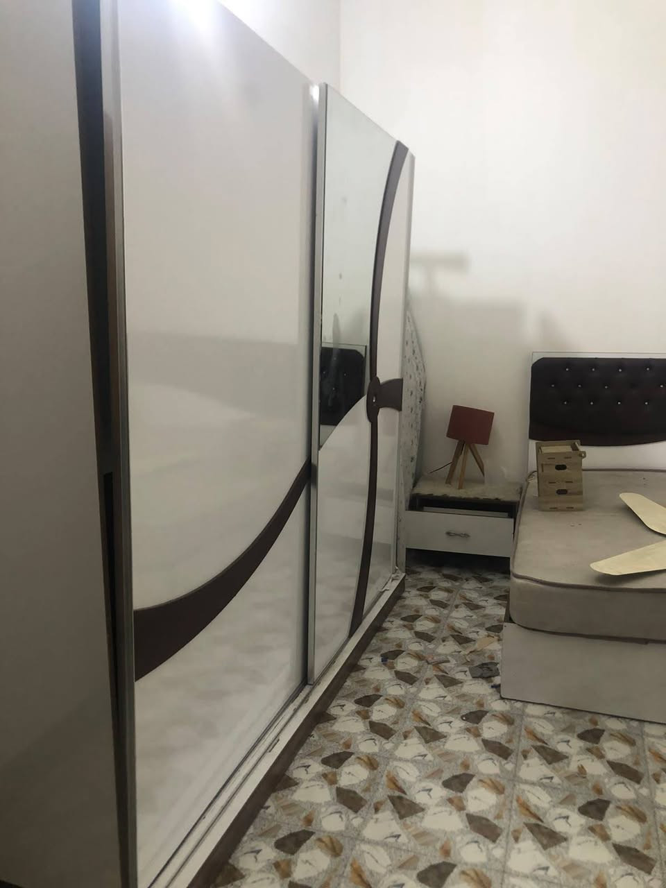 غرفه للبيع تركي نضيف 350 وبيه مجال بسيط 
والساحبه ب50الف قفل 
***********
