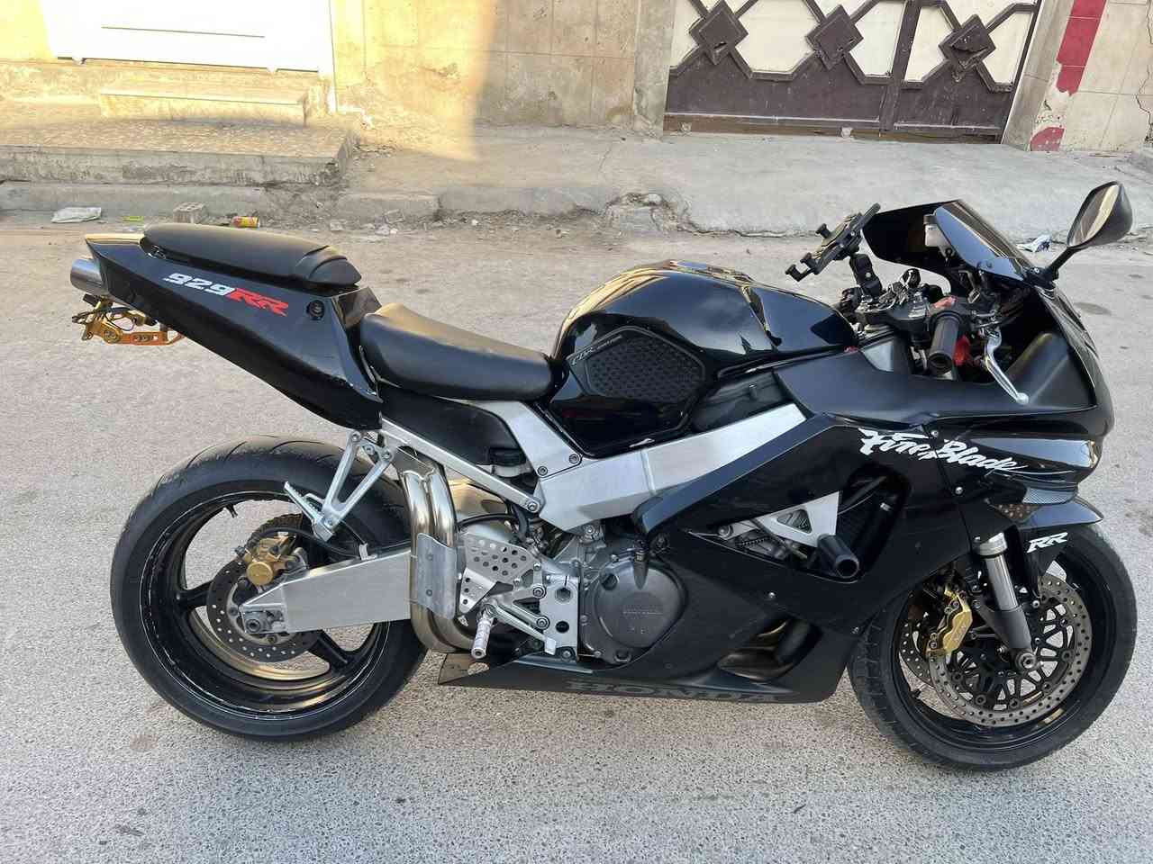 السلام عليكم  للبيع مستعجل ع بيعتها CBR 929 RR 
موديل 2004 الدراجة عليها تعديل صالنصة RR وارد الماني 
الدراجة خير من الله شلعة معدل عوزهة ترتيبات بسيطة كلش   فصلة بيهة رعب سعر مناسب شراي تفضل خاص اتصل ع رقمي *********** لتعبني فد اروحلك ولتواعدني وتخلف وياي سعر جوة فلوسها بنسبة نضافتها جيب وياك فيتر وتعال كفالة 18 وبيها مجال مكاني بغداد الحرية
