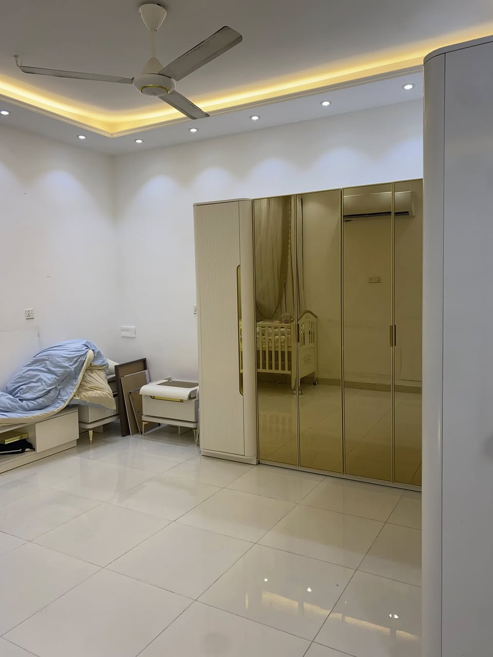 بيت للبيع (المنشور يتضمن صور وفديو توضيحي )
المساحه ١٠٠م واجهه ٥ والنزال ٢٠م  طابو زراعي سند ٢٥ 
مقابل جزيره بغداد /نزله مكتب النهرين سابع فرع 
البيت يتضمن استقبال وصاله ومطبخ وغرفه نوم وصحيات داخليه وخارجيه طابق واحد مع بيوتنه سنادويج ومخزن سقيفه كبيره عالسطح ..
البيت يباع مع المطبخ والبردات 
السعر ١٠٥ مليون للاستفسار اكثر الاتصال عالرقم التالي ***********
