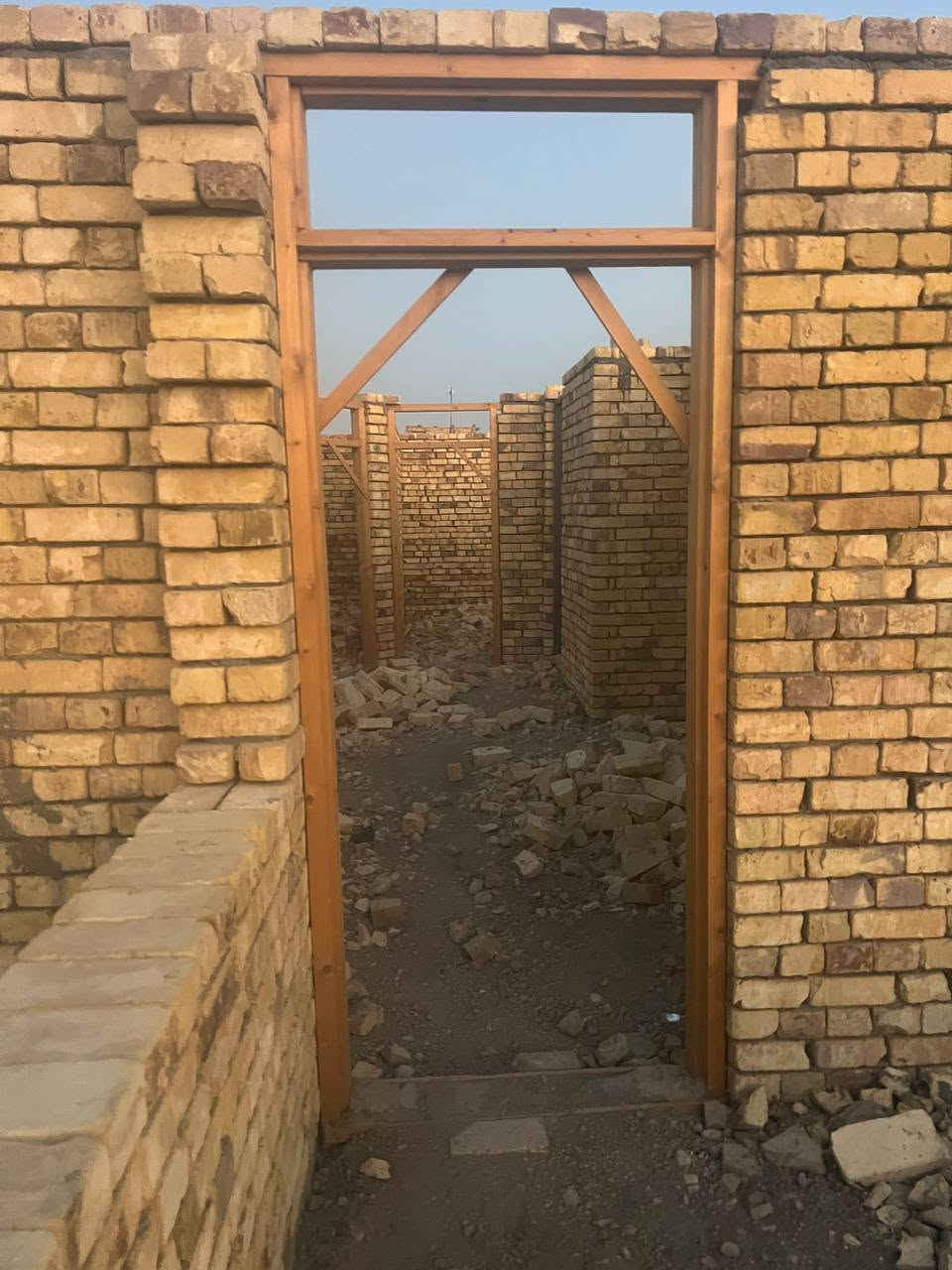 يالله السلام عليكم اخوان هيكل للبيع في حي المهندسين نهايت فرع اله عدت شوارع تجي منل شط وعله حي المعلمين المساحه 190متر يتكون غرفتين نوم مناور اثنين صاله وسعه مطبخ حار بارد استقبال صحيات اثنين وانتو ابكرامه وساحه سعره 42وقابل للتفاوض رقم المبايل ***********
