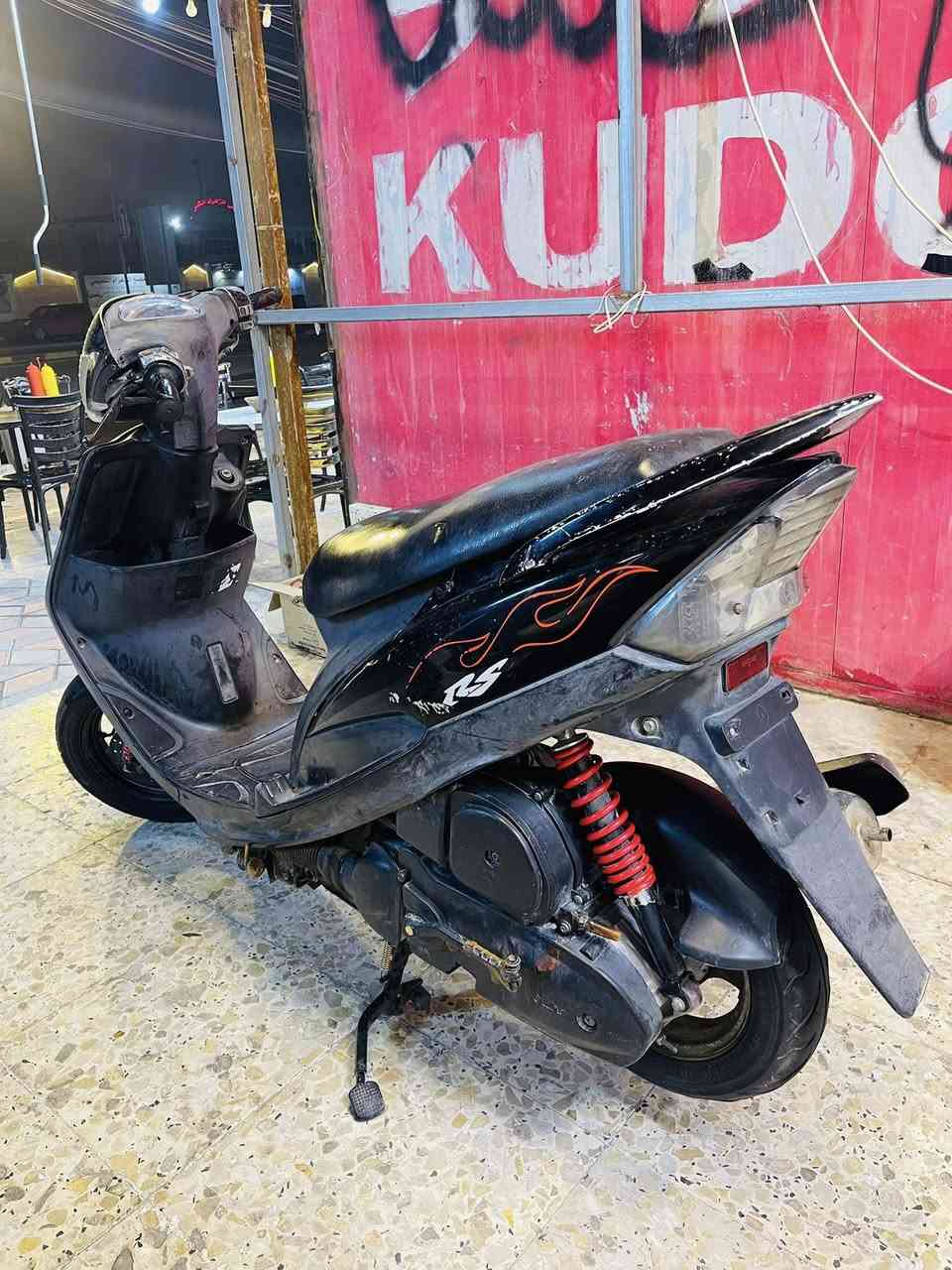 سعرها 600 وبيها مجال 
ماكس عدلة  2003 شلعة ومعدل 
مكينة  مفتوحة  على البلاد وشرط الفحص وين ما يعجبك تفحص افحص وخرسة الدراجة 
وكلها مختمة منطول الطول 
كله شغاله اي نقص ما بيها بس باتري يحتاج الهى 
سلف كهربائيات منطول الطول كلهن شغالات 
دراجة حلوه ونضيفة وكاملة مكملة  بس باتري 
العنوان/بغداد / البلديات مجاور جامع سيد صلاح 
اتصل : ***********
