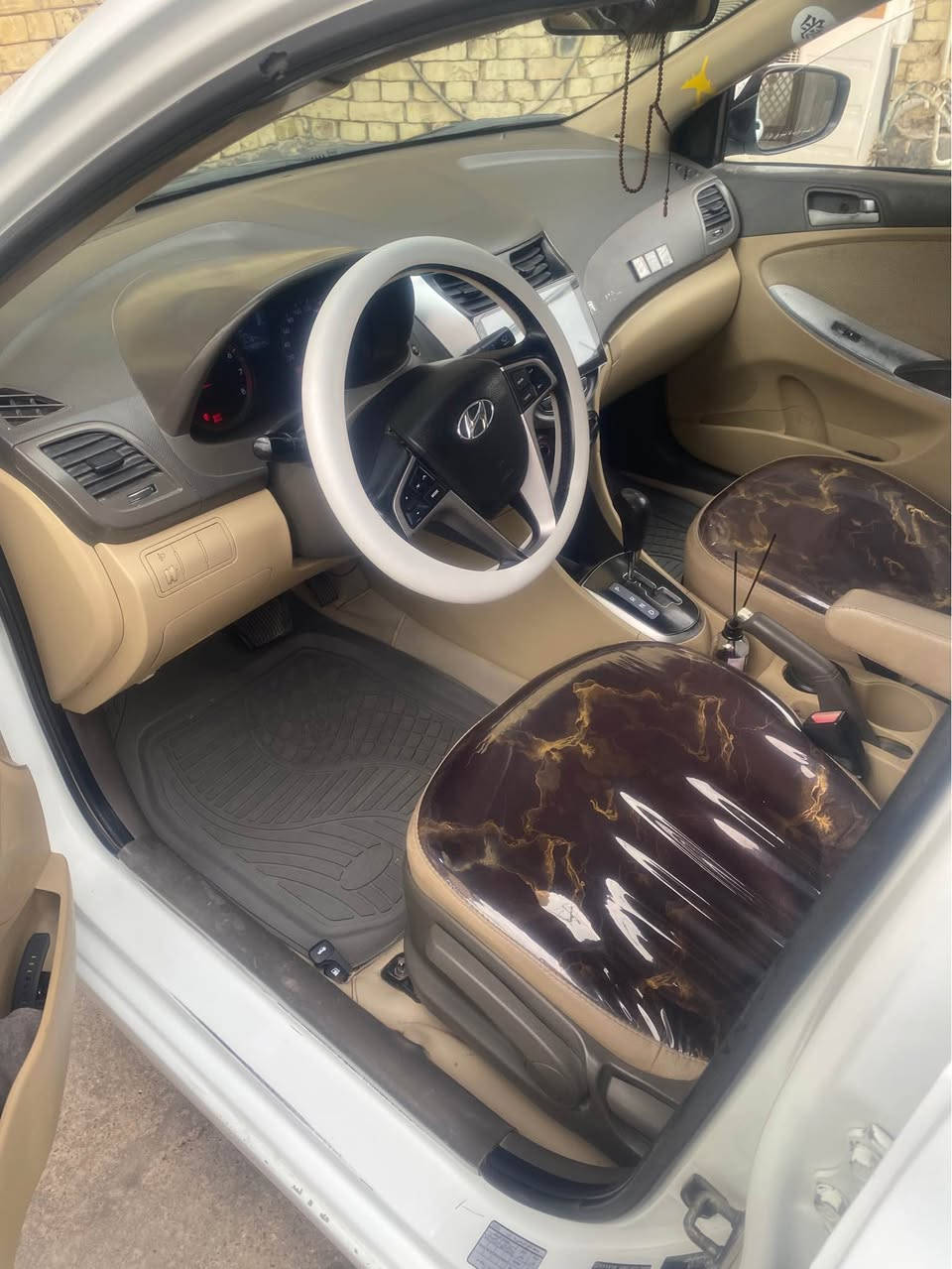 السلام عليكم اكسنت 2012 للبيع او مراوس 
سنويه باسمي سياره نضيفه محرك 1600 جديد هسه مشدود تبريد منضومه كامله جديده تخم تاير صارله شهر بيهه بارد باب الصدر وطخات مصلحات وتبديل باب خلف السايق اصلي تفصيخ مكاني شط العرب الجزيره
للتواصل واتساب
*********** Singapore
