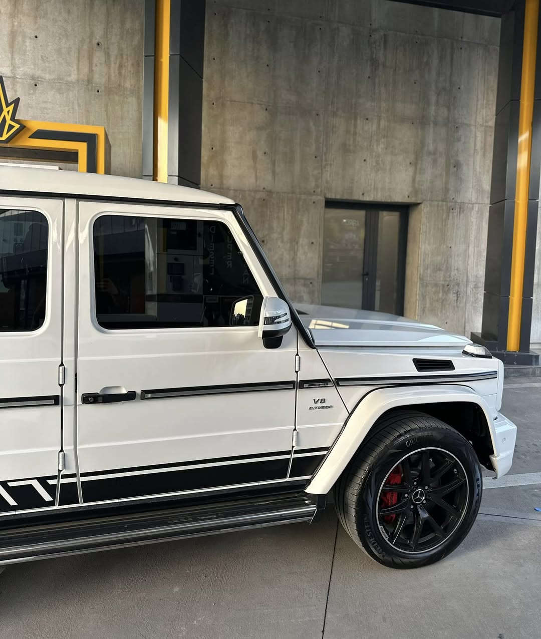 سلام عليكم G clas 2015 ايدشن وان داخل احمر يعني فول مواصفات خليجي اعلى فئه ضمان دولي سياره باقيه عل وضع الوكاله جديده جدا مكفوله كفاله عامه من صبغ وكير محرك ارقام سنويه جديده راسن احولك مكان السياره السليمانيه ميحتاج اكتب مواصفات لان فول السعر 465 وبي مجال ***********
