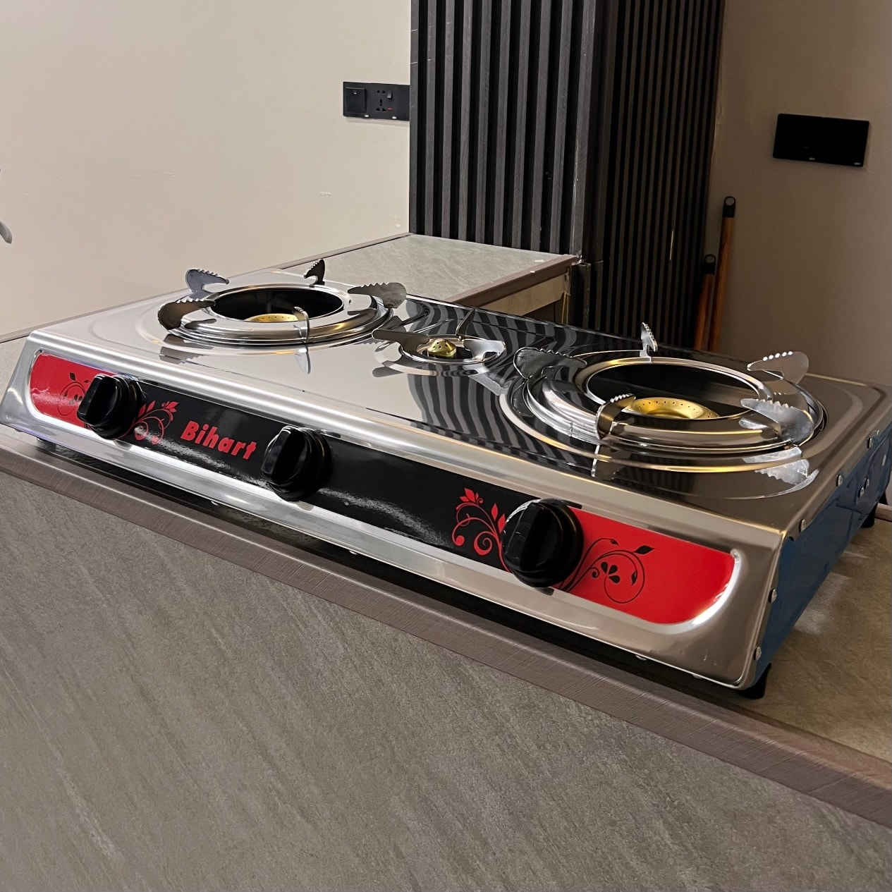 ✨ موقد غاز Bihart – موديل YSL200 ✨
قوة • أناقة • أداء عالي لكل استخدام 🍳🔥
إذا تبحث عن موقد عملي للبيت أو للرحلات، هذا الاختيار المثالي لك 👌. موجود. 
🔹 المميزات:
• 3 عيون للطهي المتعدد في نفس الوقت
• سطح ستانلس ستيل مقاوم للصدأ – سهل التنظيف
• إشعال ذاتي (Auto-Ignition) لتشغيل سريع
• كفاءة عالية وتوفير في استهلاك الغاز
• مقابض تحكم أنيقة وقوية (باكليت)
• تصميم مدمج وخفيف – مناسب للمطابخ الصغيرة والرحلات
• دعامات متينة + أقدام مطاطية للثبات والأمان
🎁 الملحقات:
• 4 أرجل
• قفيص عدد 2
• هدية: منظم غاز + صوندة
📐 الأبعاد:
70 × 37 × 10 سم
💰 السعر: 27,000 دينار فقط
🚚 التوصيل: 5,000 دينار لجميع المحافظات
📩 للطلب والاستفسار:
راسلنا خاص أو اترك تعليق 💬
⏳ الكمية محدودة – سارع بالحجز


**إذا كنت صاحب هذا الإعلان وتريد حذفه لأي سبب، رجاءا أرسل رسالة إلى الدعم الفني**